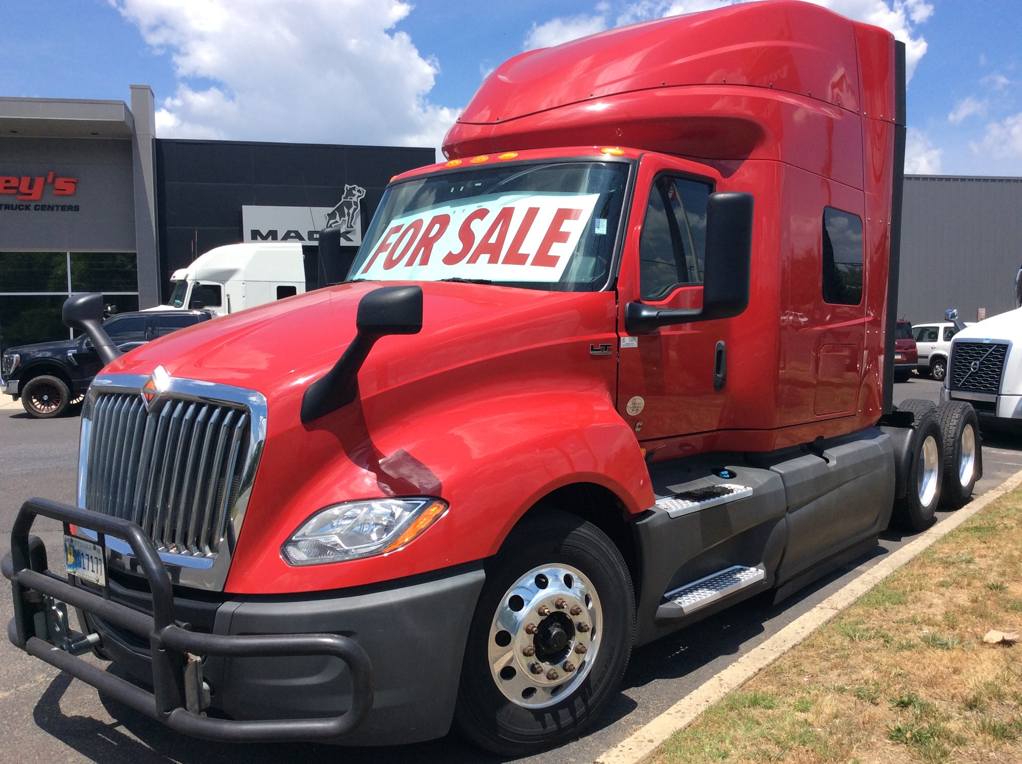 2019 INTERNATIONAL LT625 - image 1 of 6