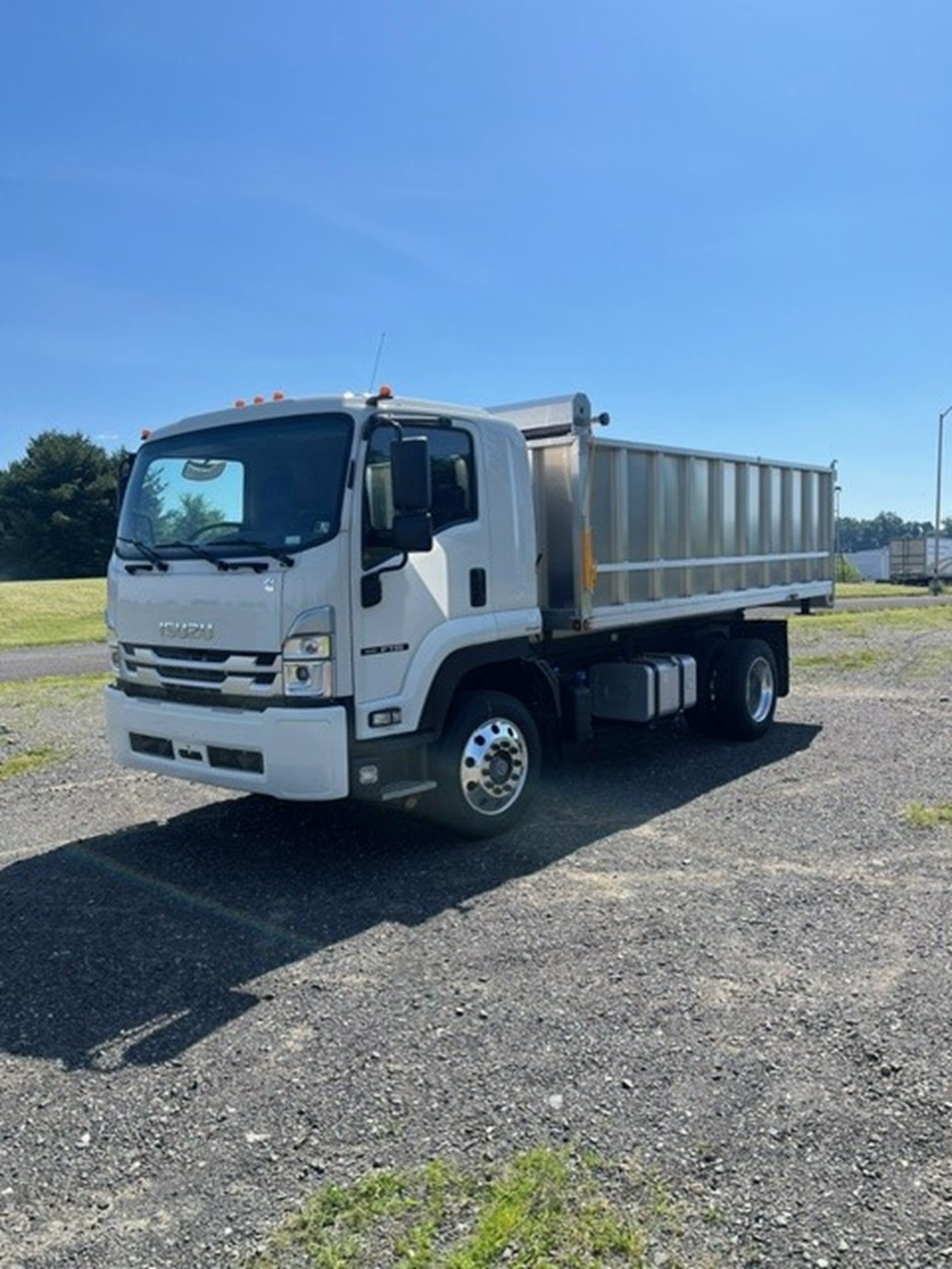 2023 ISUZU FTR - image 1 of 6