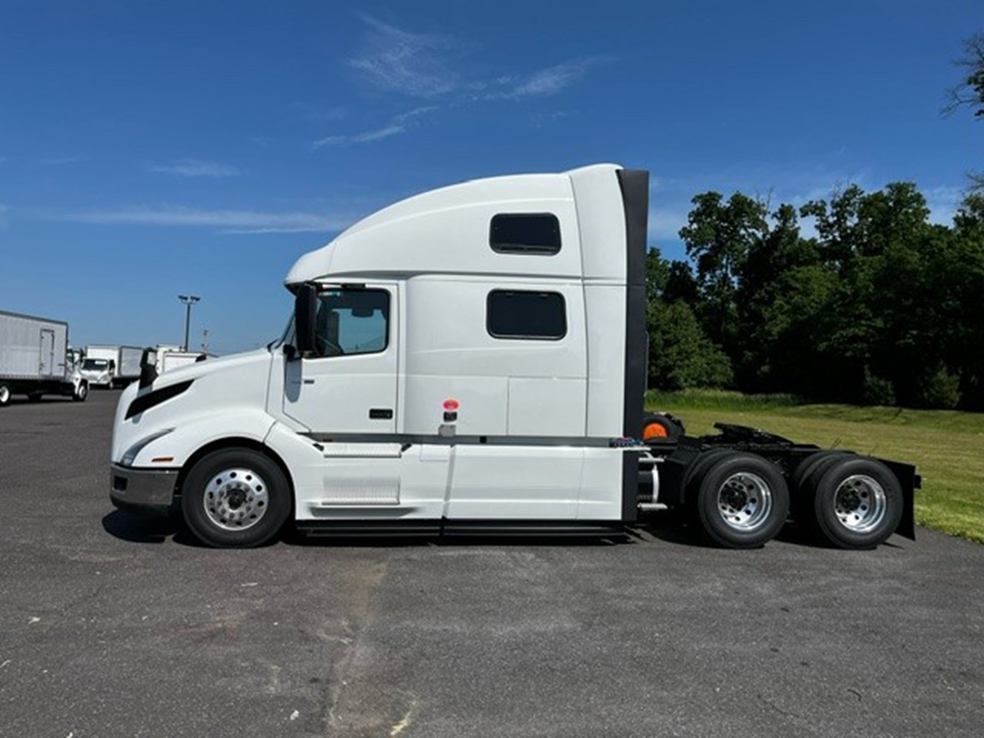 2025 VOLVO VNL64T860 - image 1 of 6