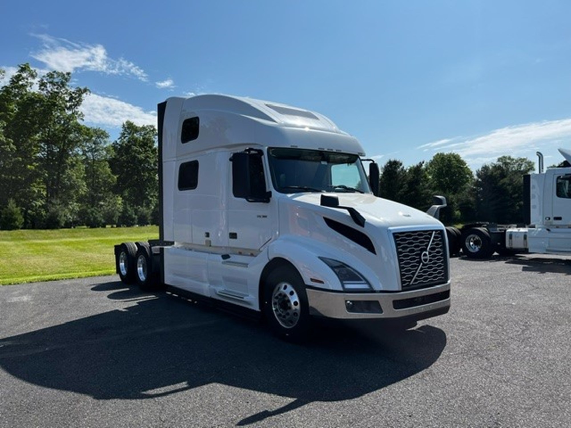 2025 VOLVO VNL64T860 - image 2 of 6