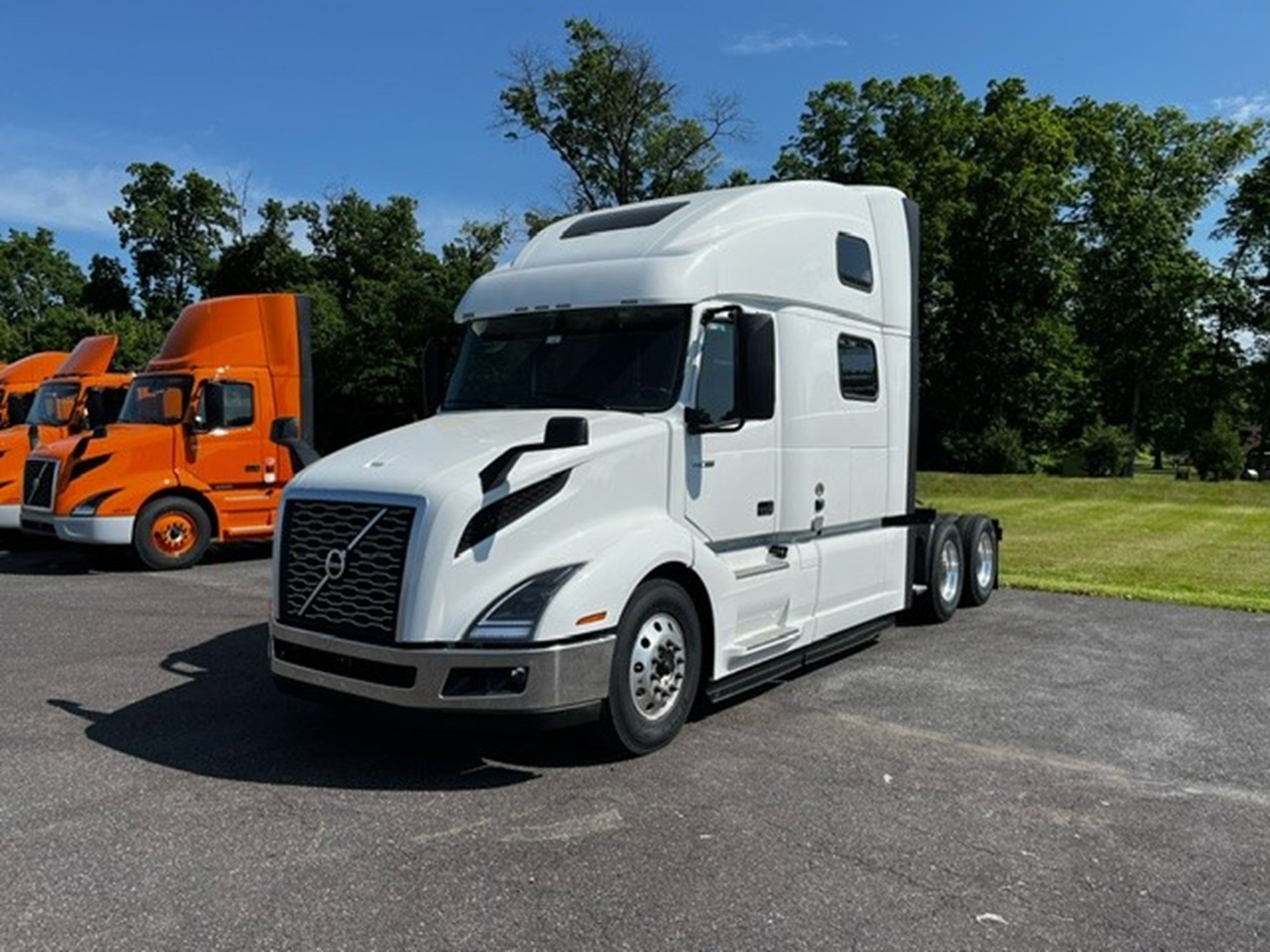 2025 VOLVO VNL64T860 - image 3 of 6