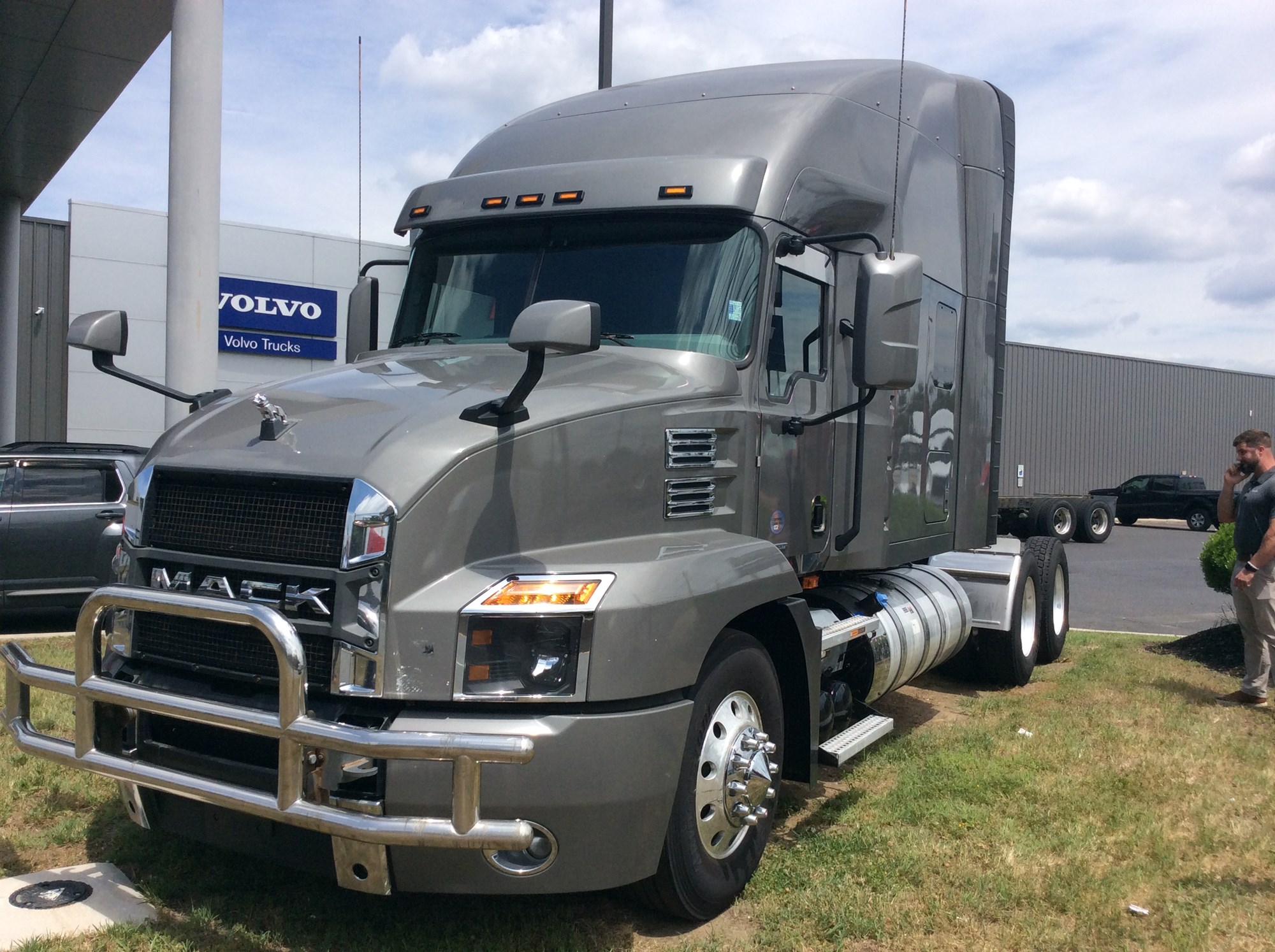 2019 Mack Anthem - image 1 of 6