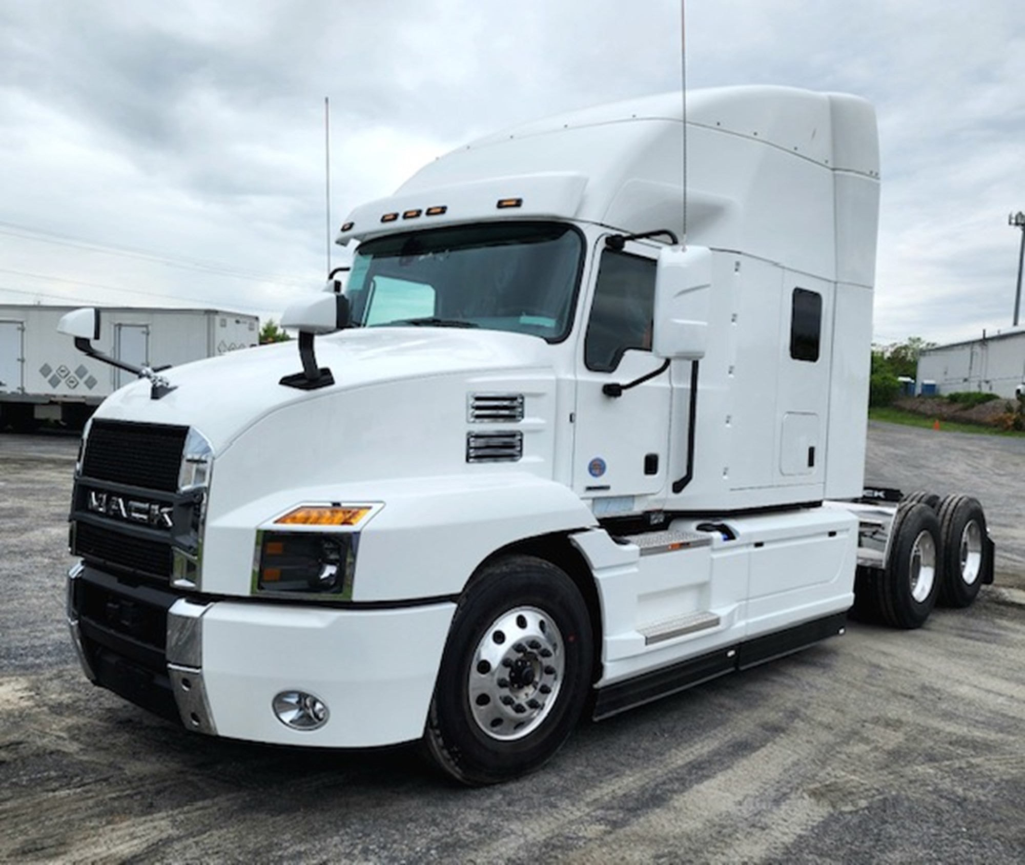 2025 Mack Anthem - image 2 of 6