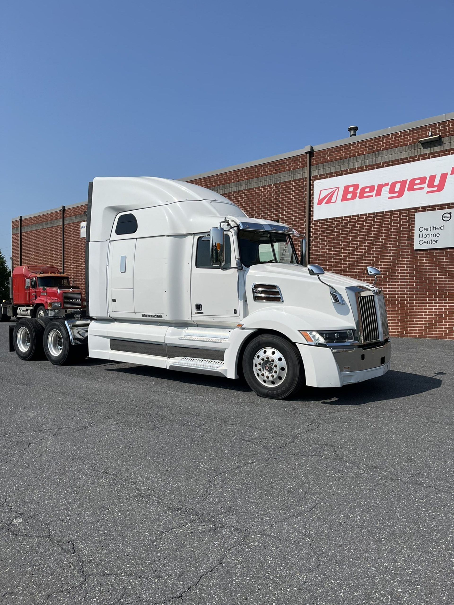 2019 WESTERN STAR/AU 5700 XE - image 2 of 6