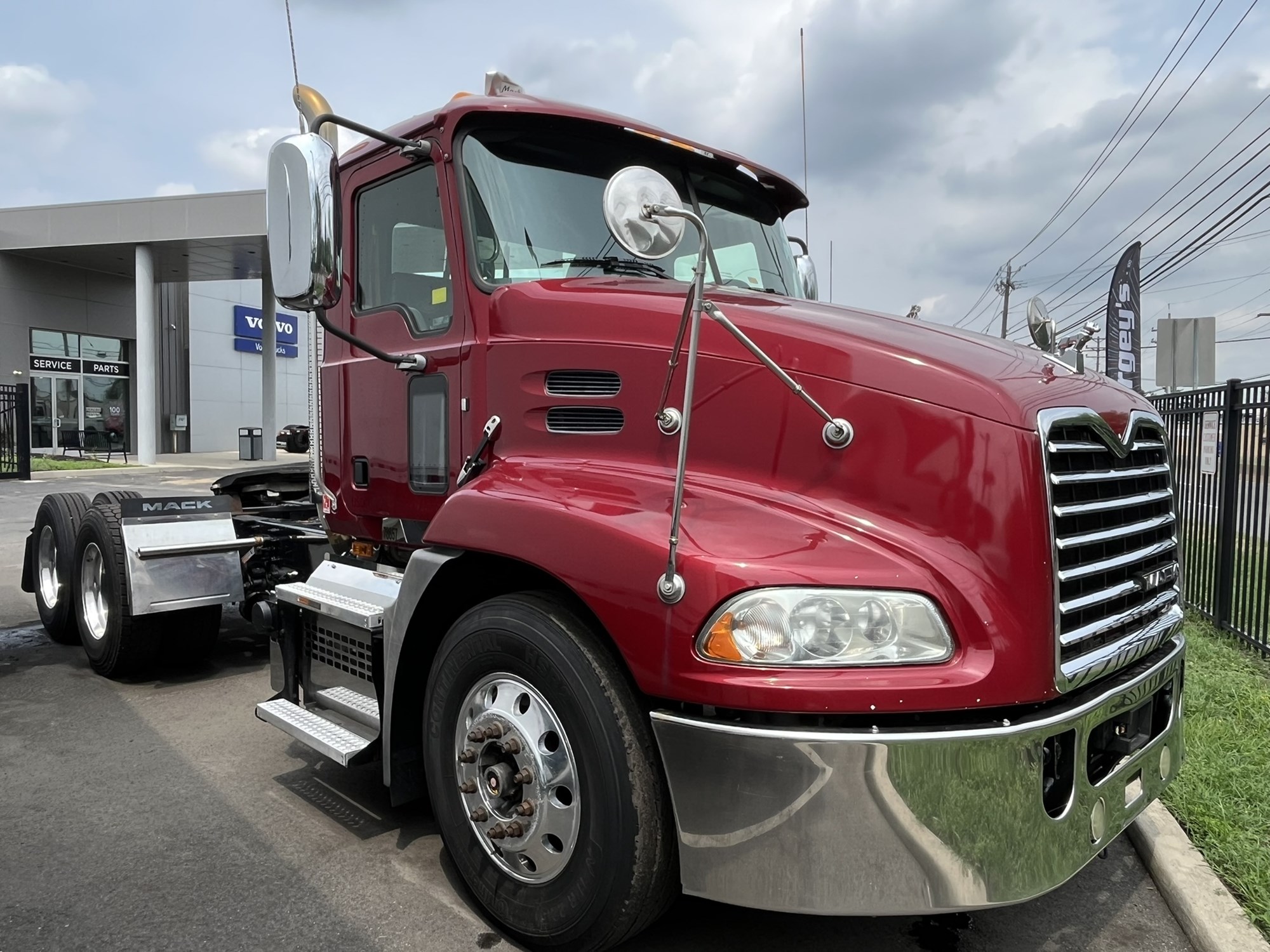 2018 MACK CXU613T - image 2 of 6