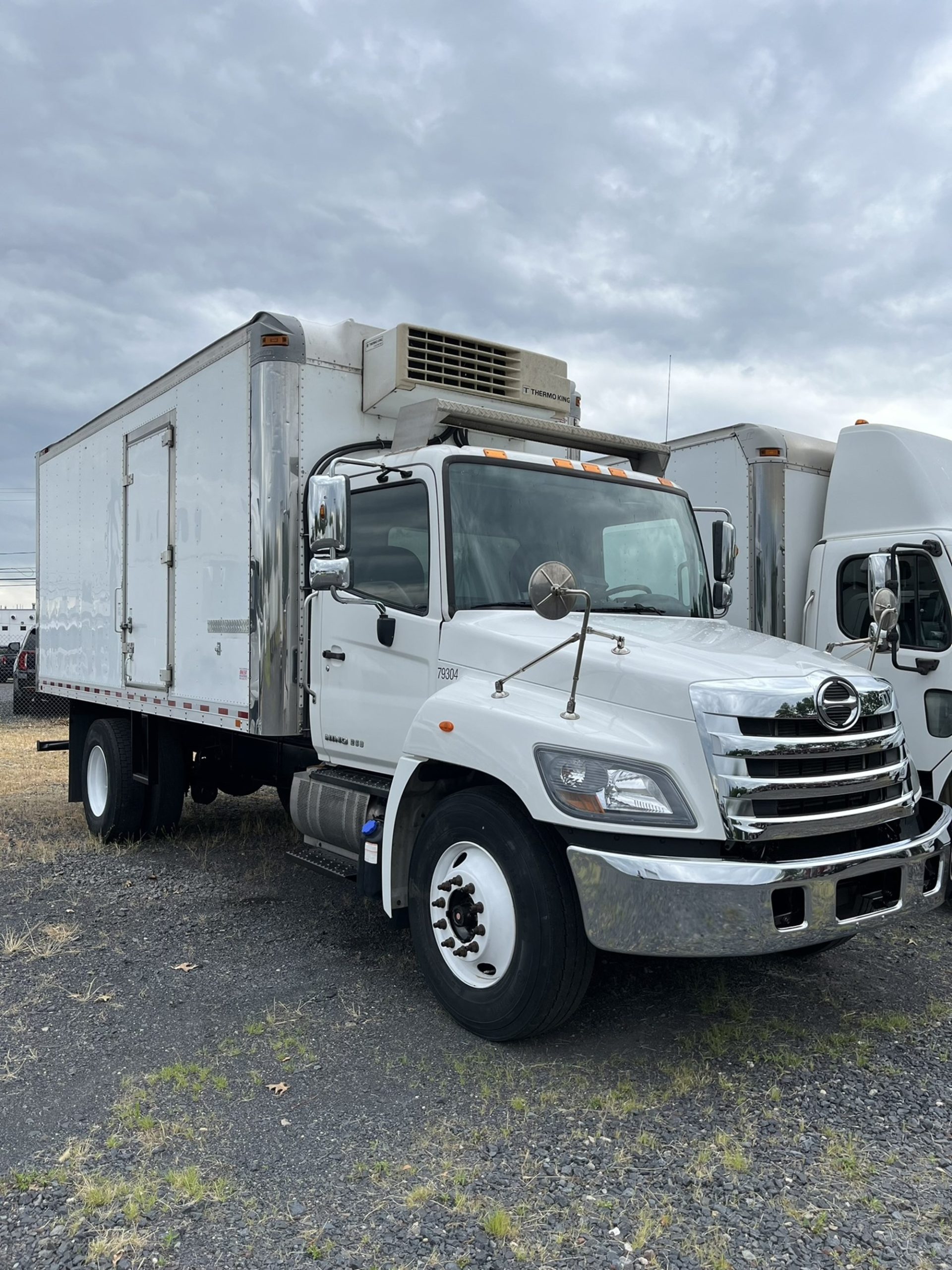 2019 HINO 268A - image 2 of 6