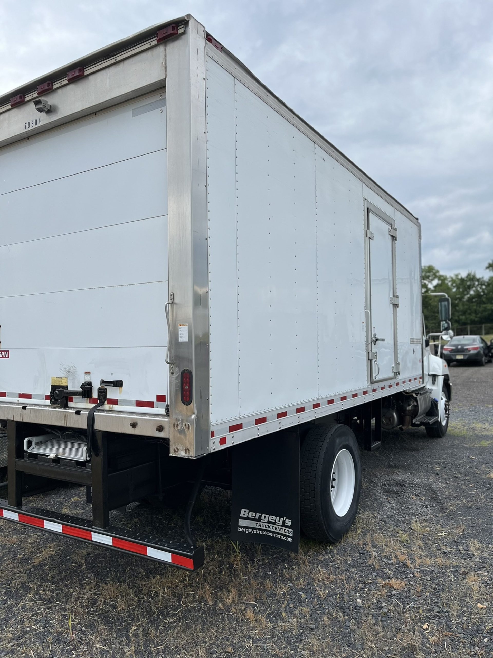 2019 HINO 268A - image 3 of 6