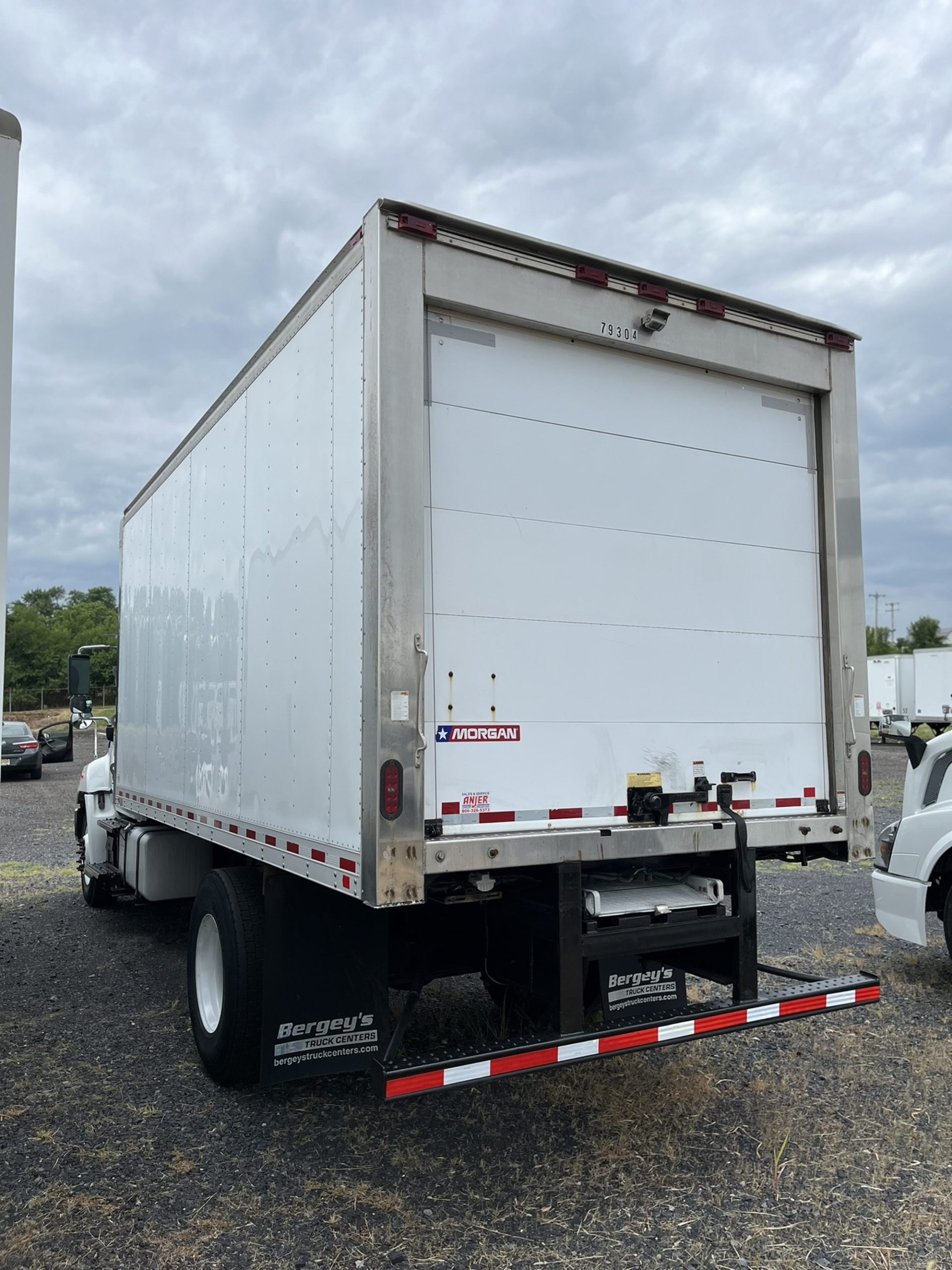 2019 HINO 268A - image 4 of 6