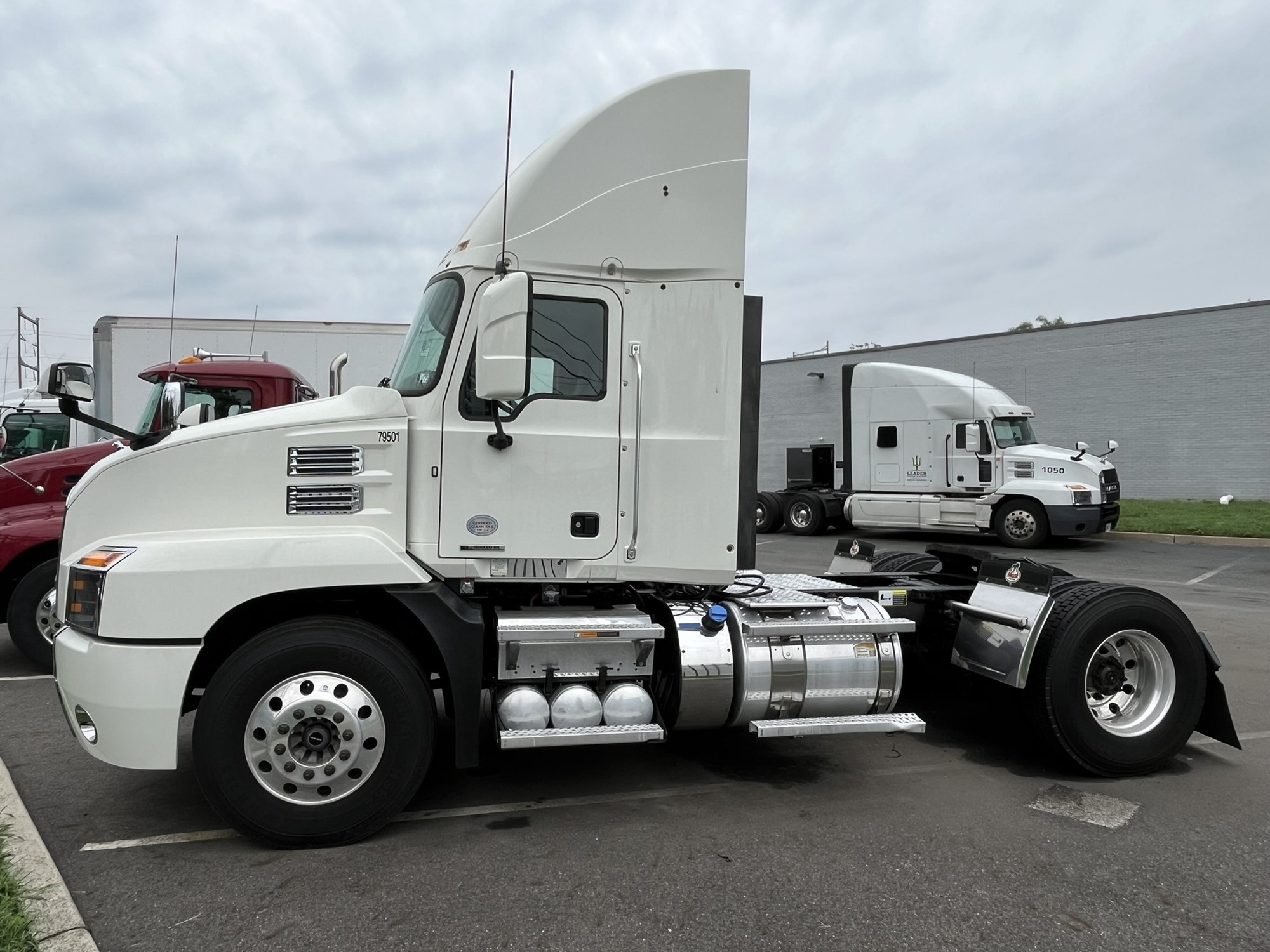 2019 MACK AN42T - image 2 of 6