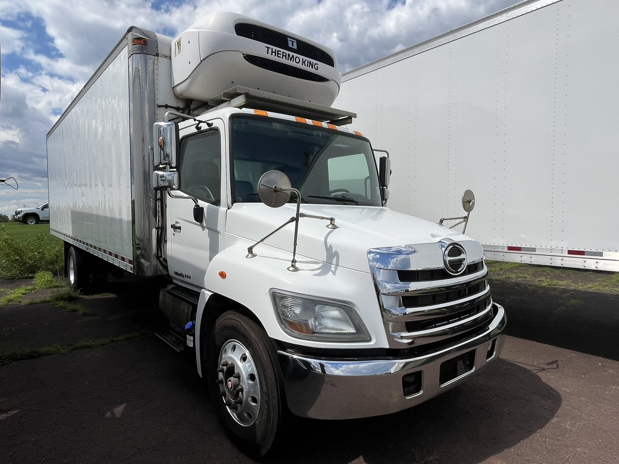 2016 HINO 338 - image 2 of 6