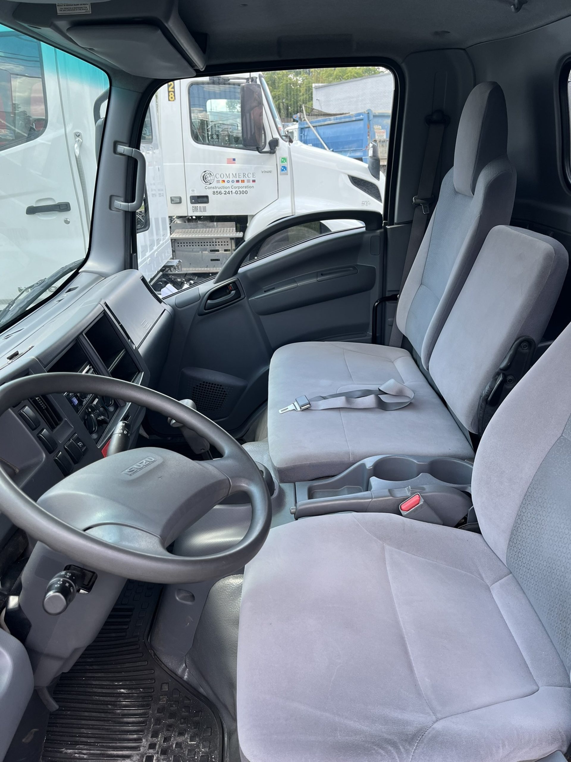 2016 ISUZU NPR - image 5 of 6