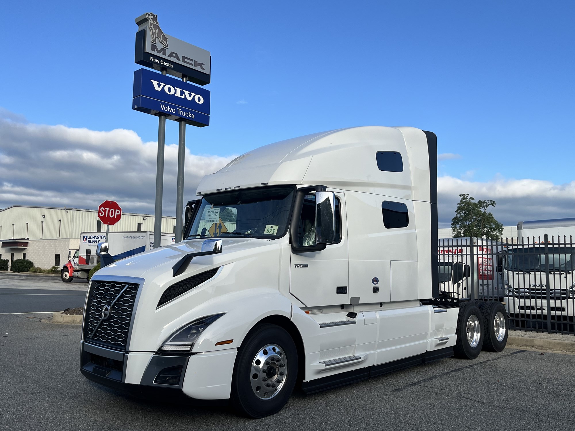 2025 Volvo VNL64T760 - image 1 of 3