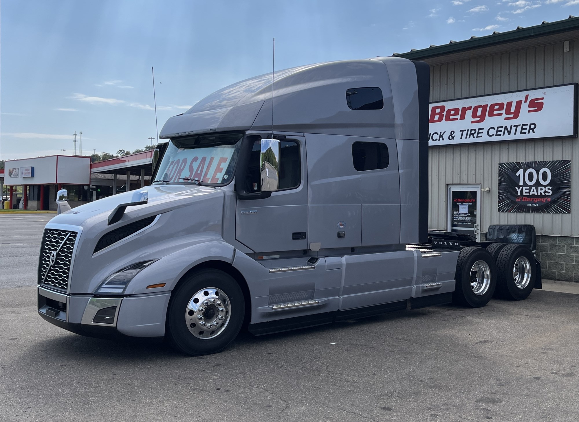 2025 Volvo VNL64T760 - image 1 of 6