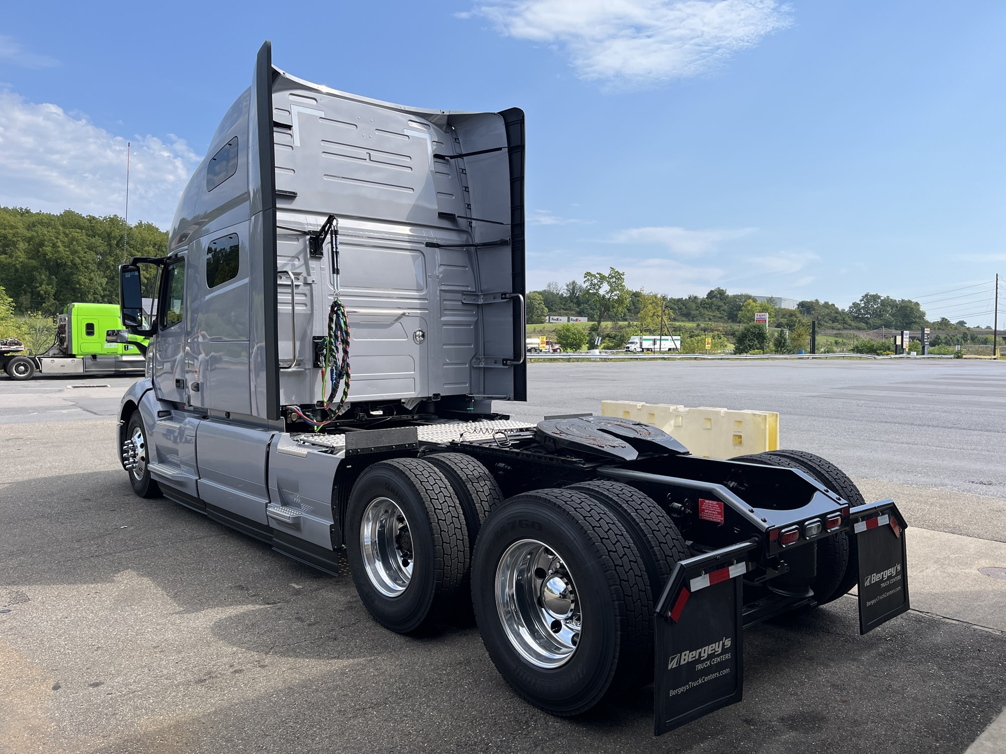 2025 Volvo VNL64T760 - image 3 of 6