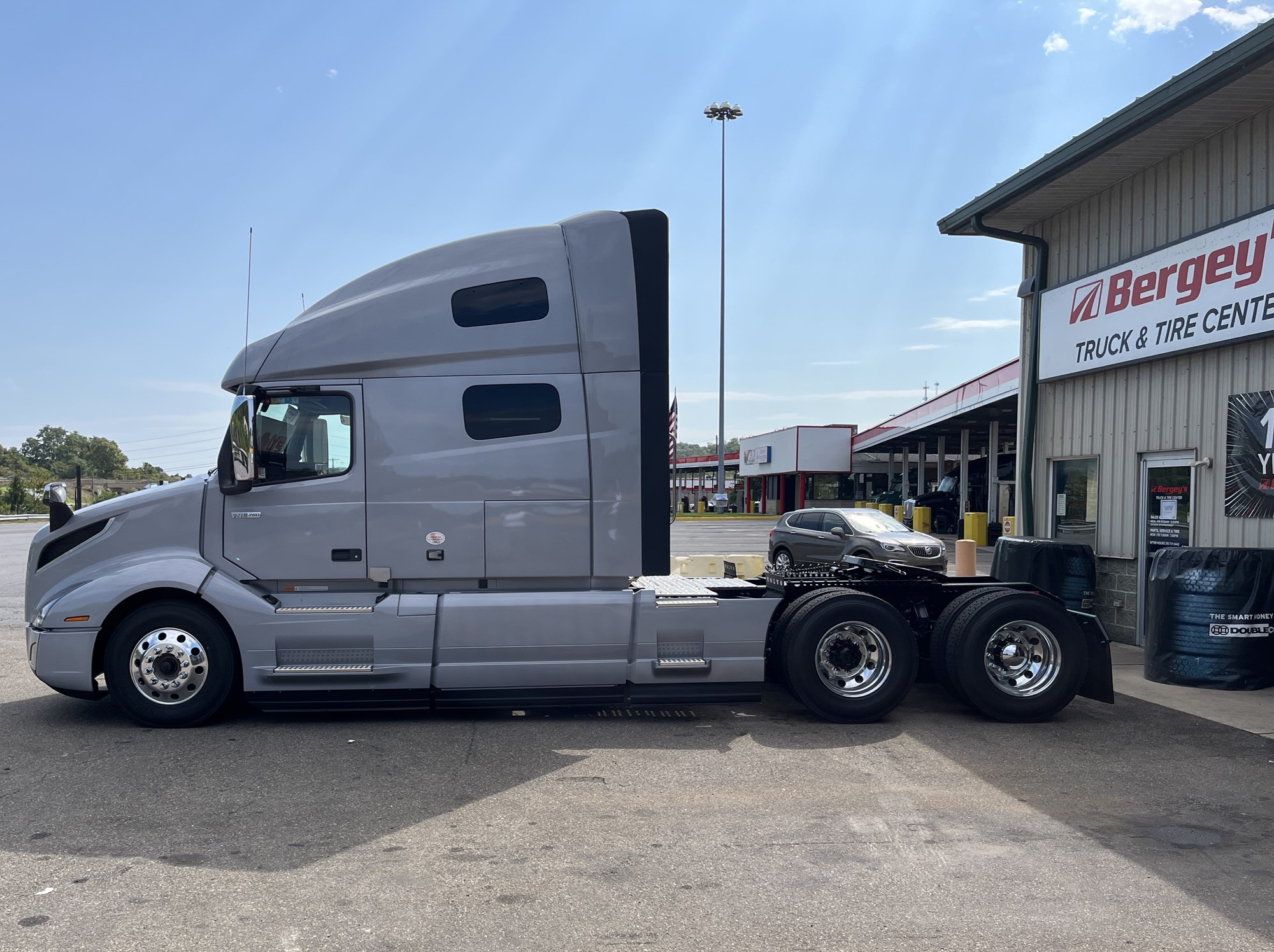 2025 Volvo VNL64T760 - image 2 of 6