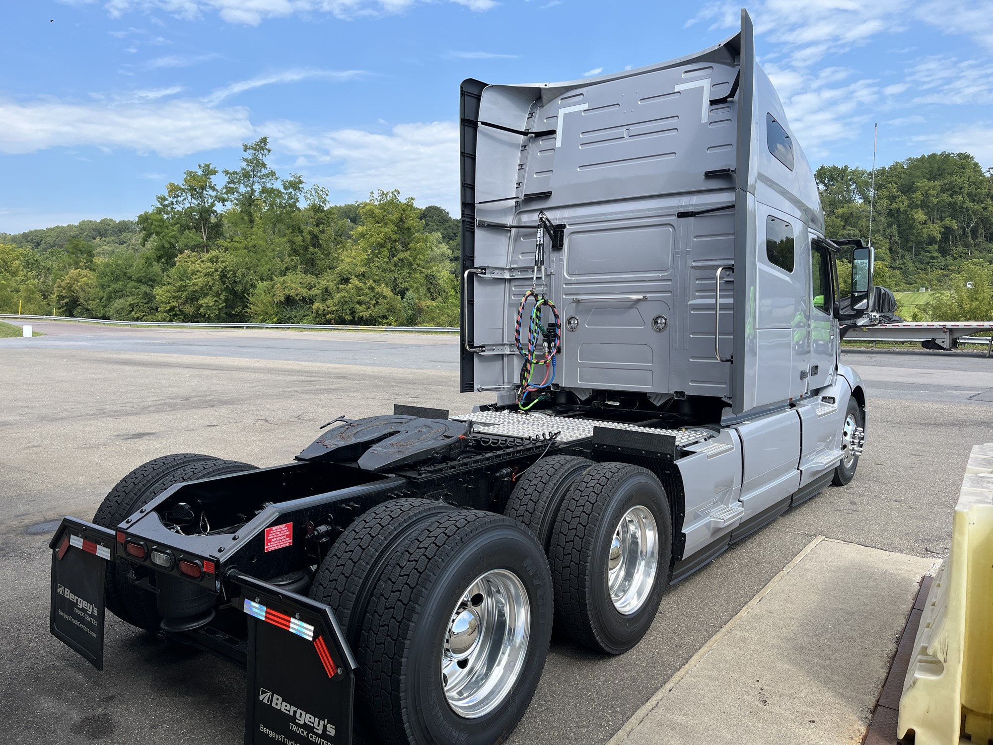 2025 Volvo VNL64T760 - image 5 of 6