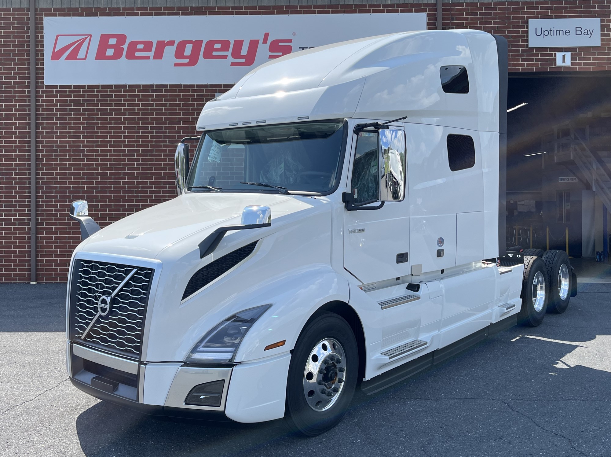 2025 Volvo VNL64T760 - image 1 of 6