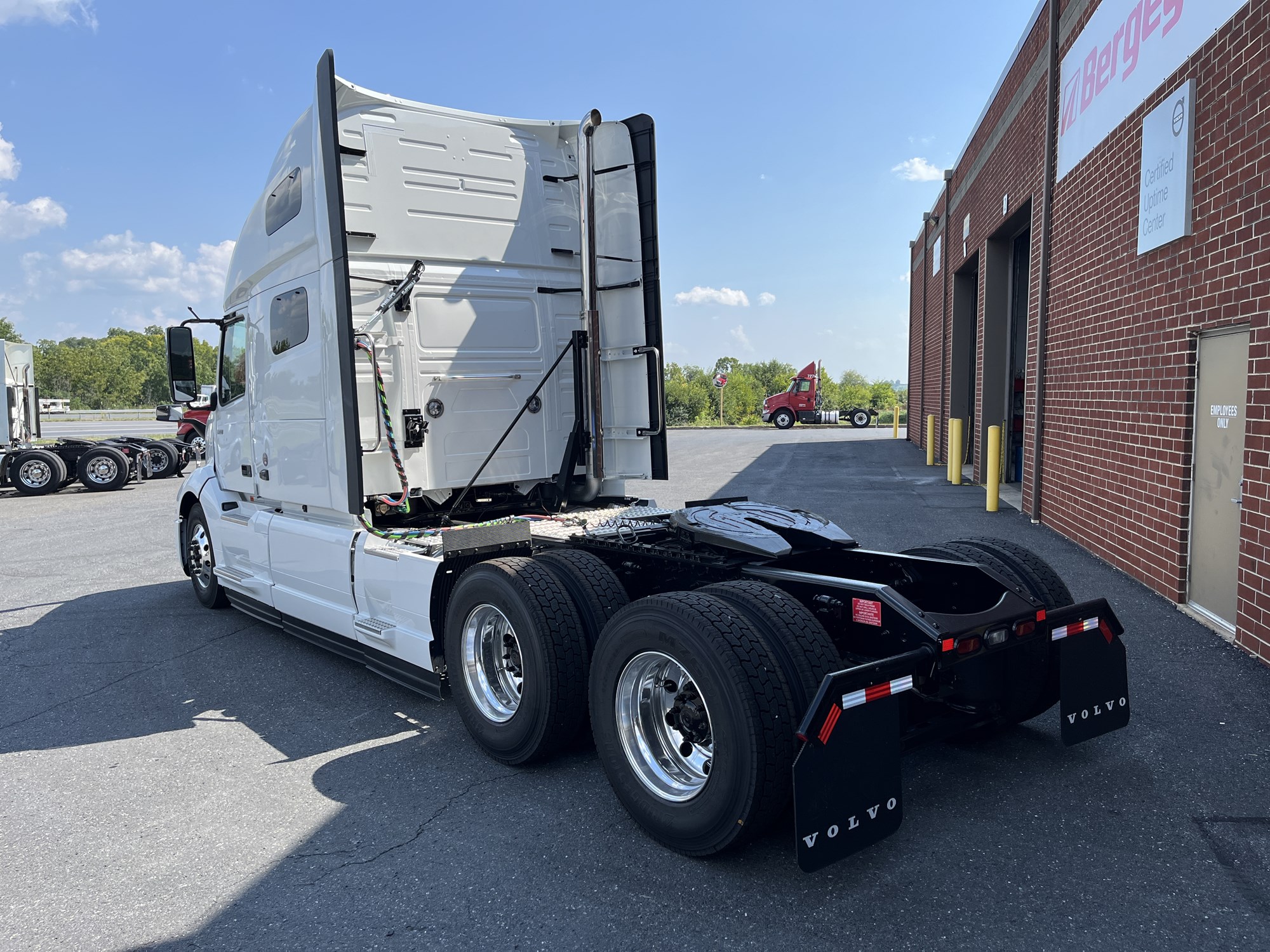 2025 Volvo VNL64T760 - image 4 of 6