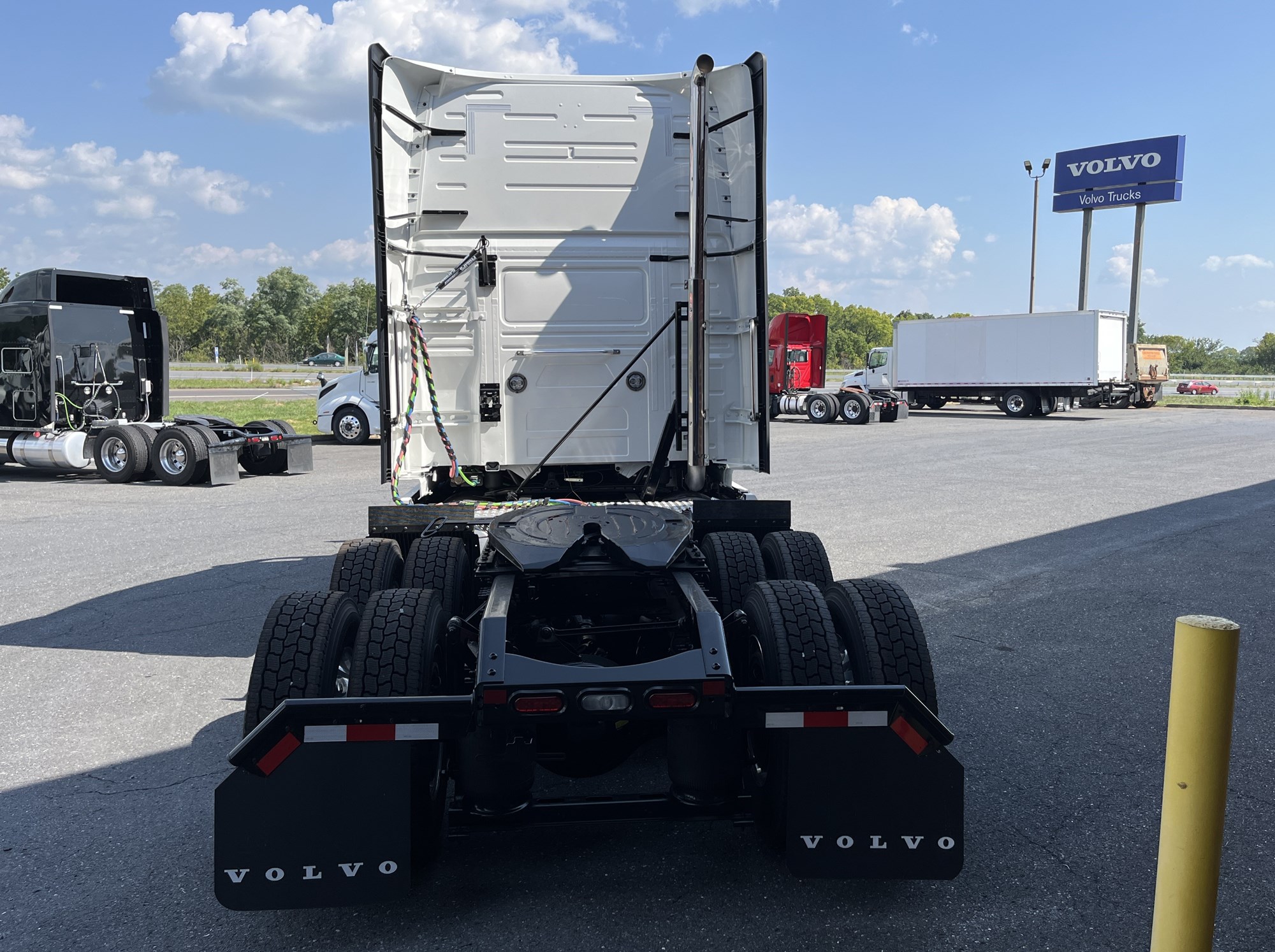 2025 Volvo VNL64T760 - image 5 of 6