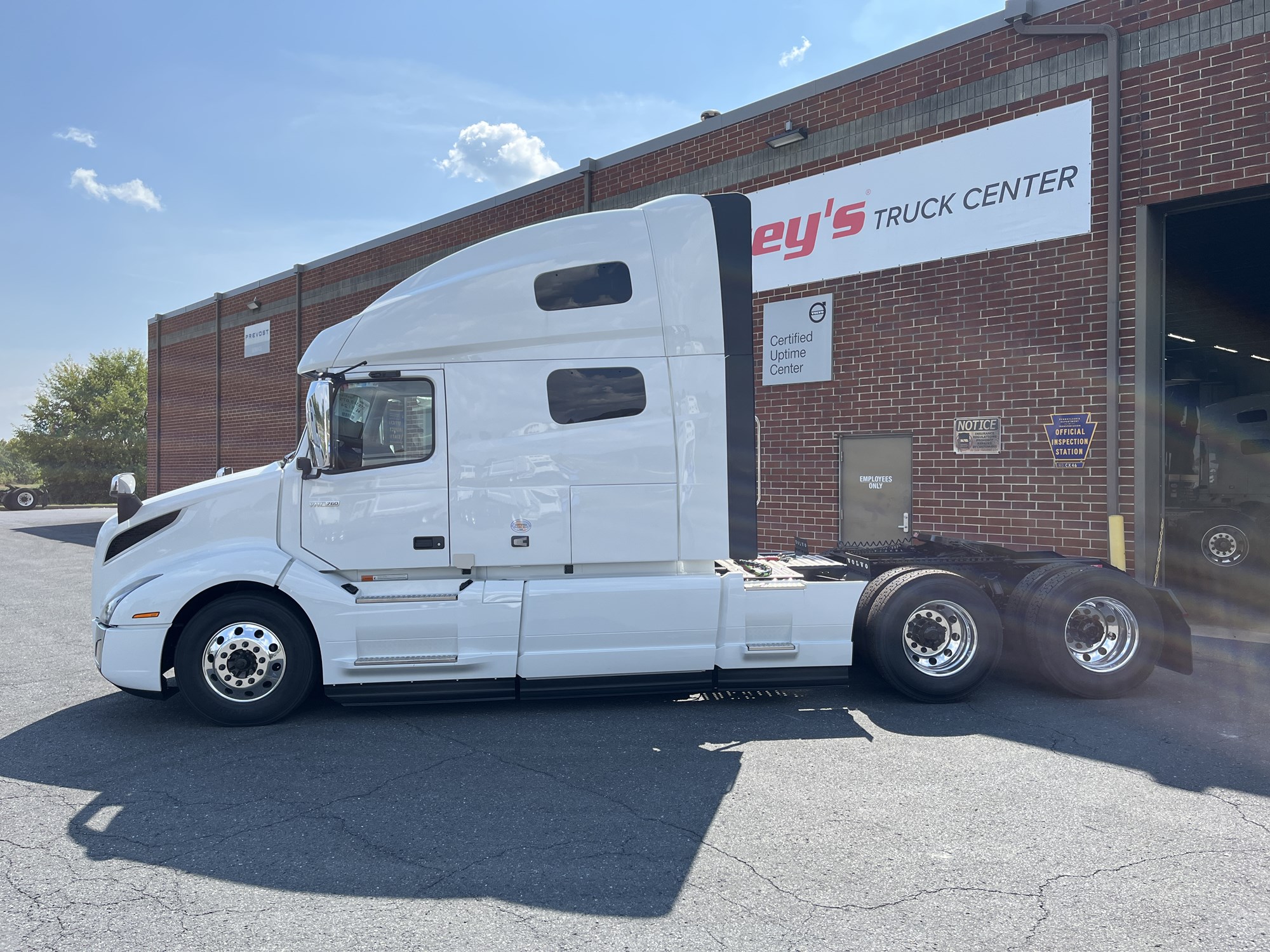 2025 Volvo VNL64T760 - image 3 of 6