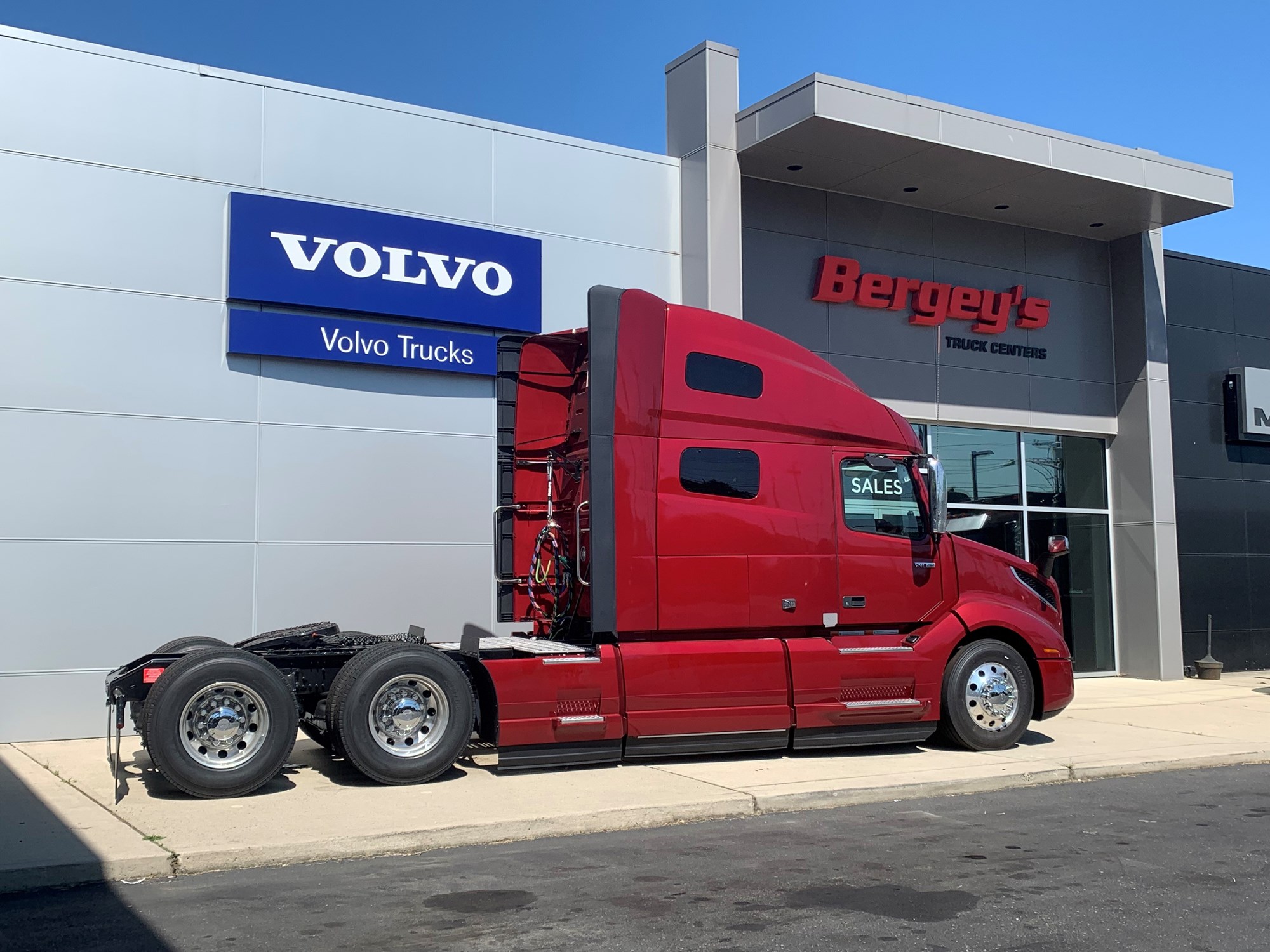 2025 Volvo VNL64T760 - image 2 of 5