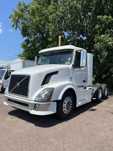 2011 VOLVO VNL64T 1020853-01