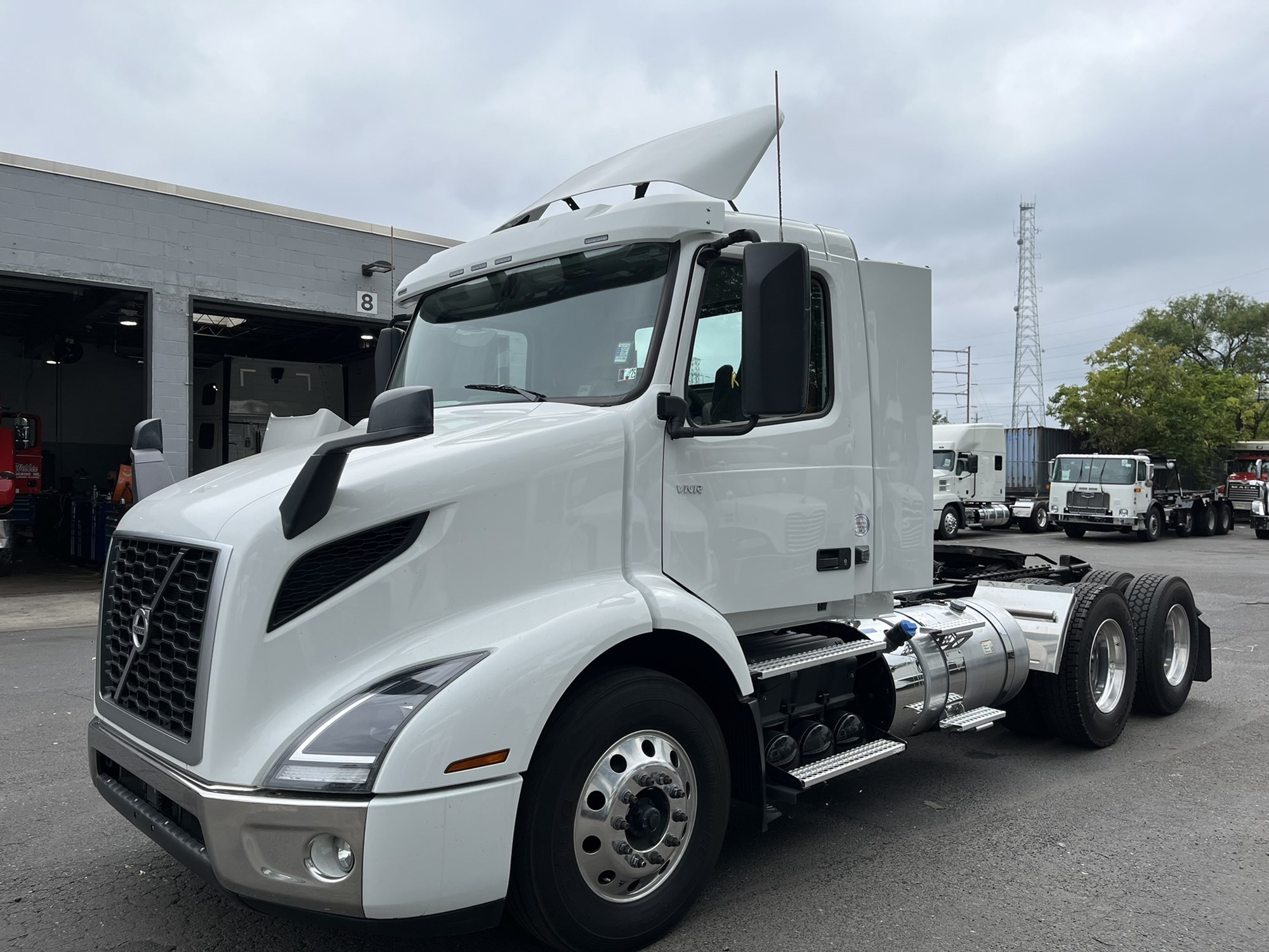 2024 Volvo VNR - image 1 of 6