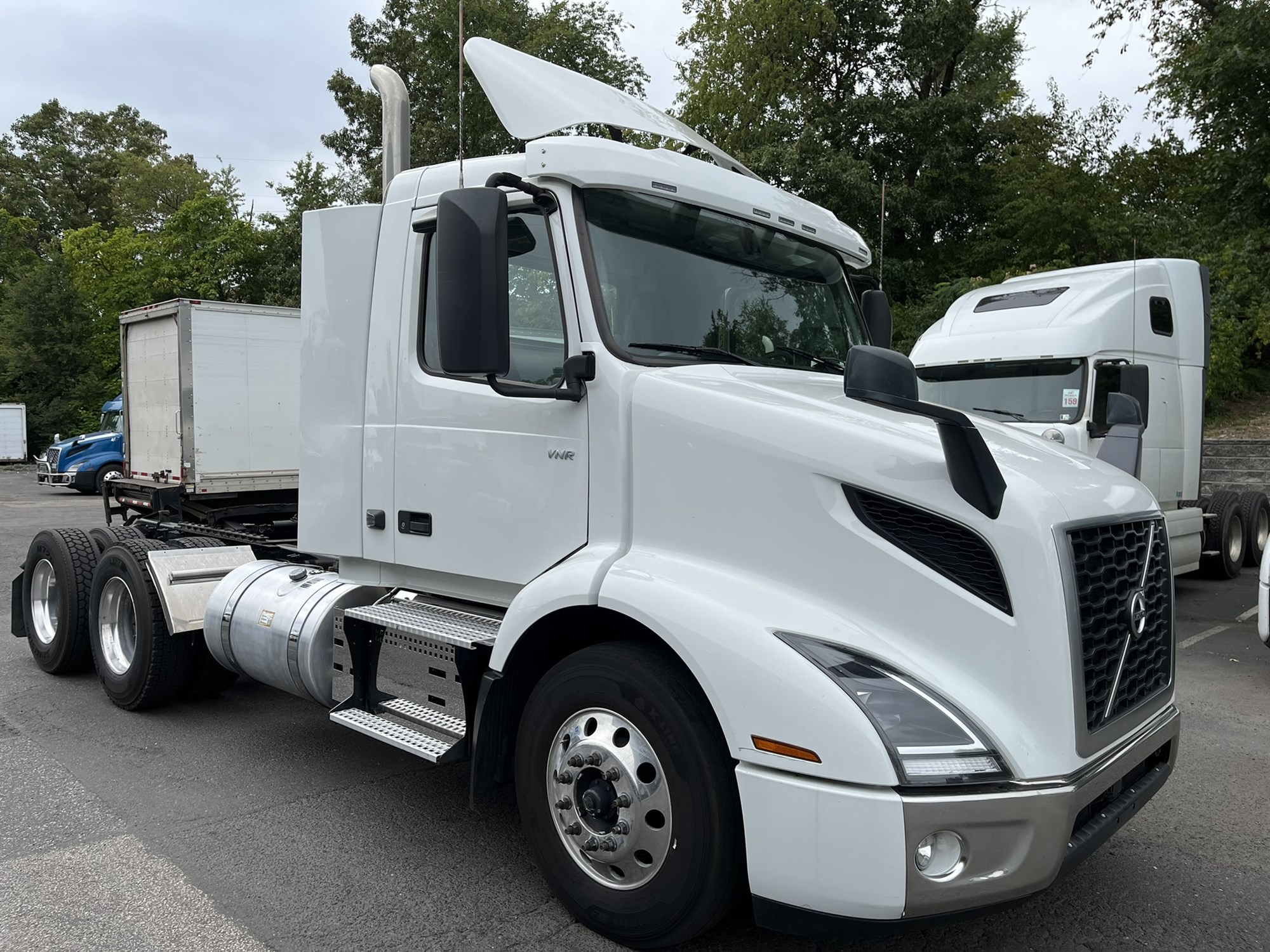 2024 Volvo VNR - image 2 of 6