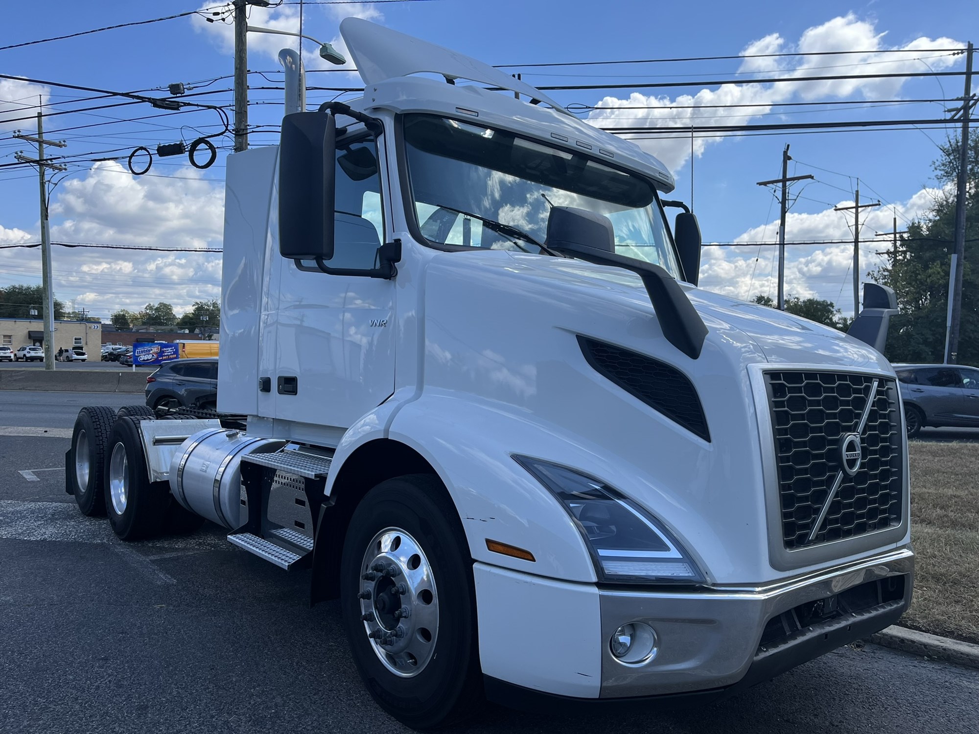 2024 Volvo VNR - image 2 of 6