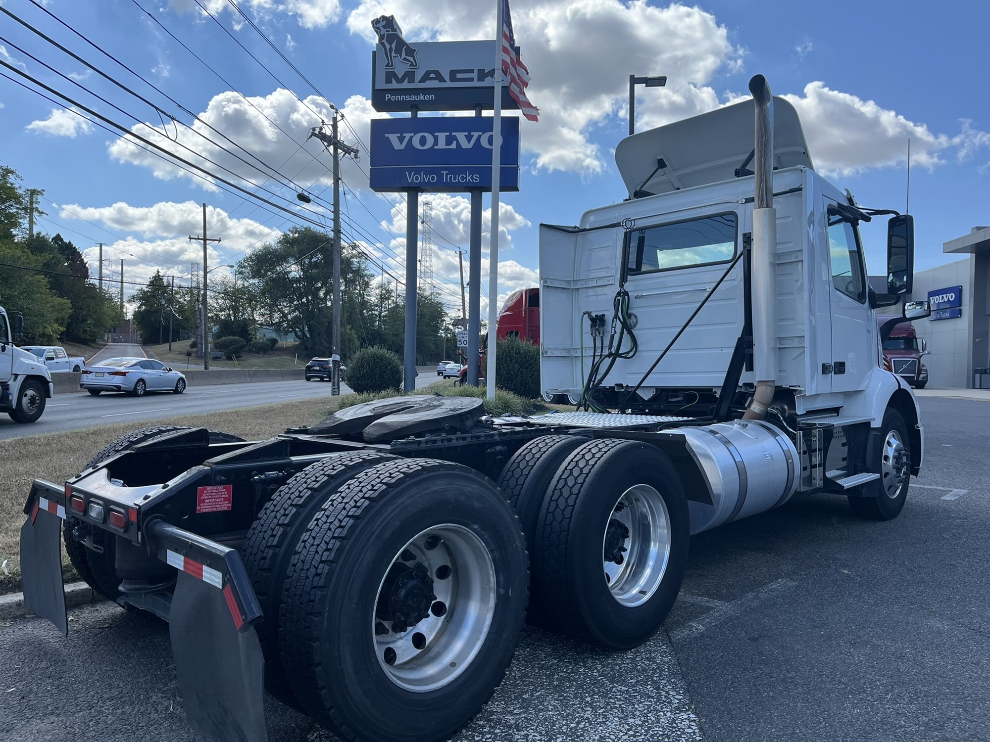 2024 Volvo VNR - image 3 of 6