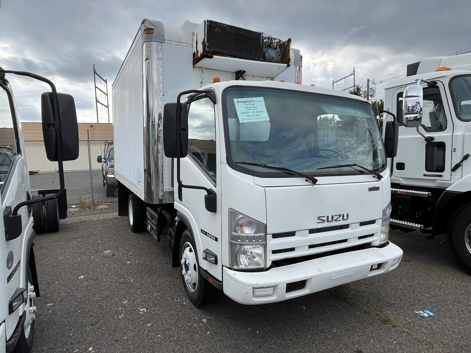 2015 ISUZU NRR - image 2 of 6