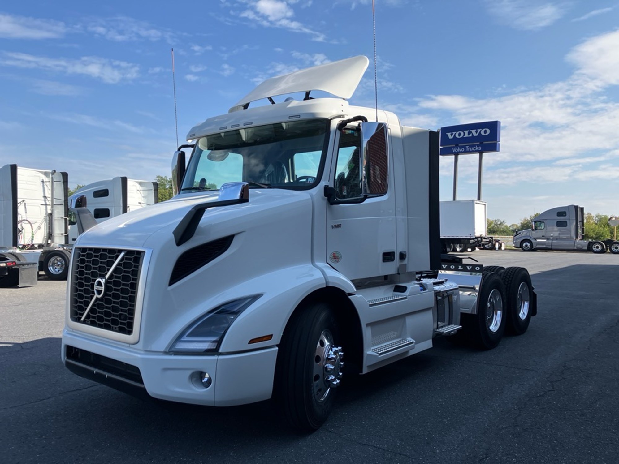 2025 Volvo VNR64T300 - image 1 of 6