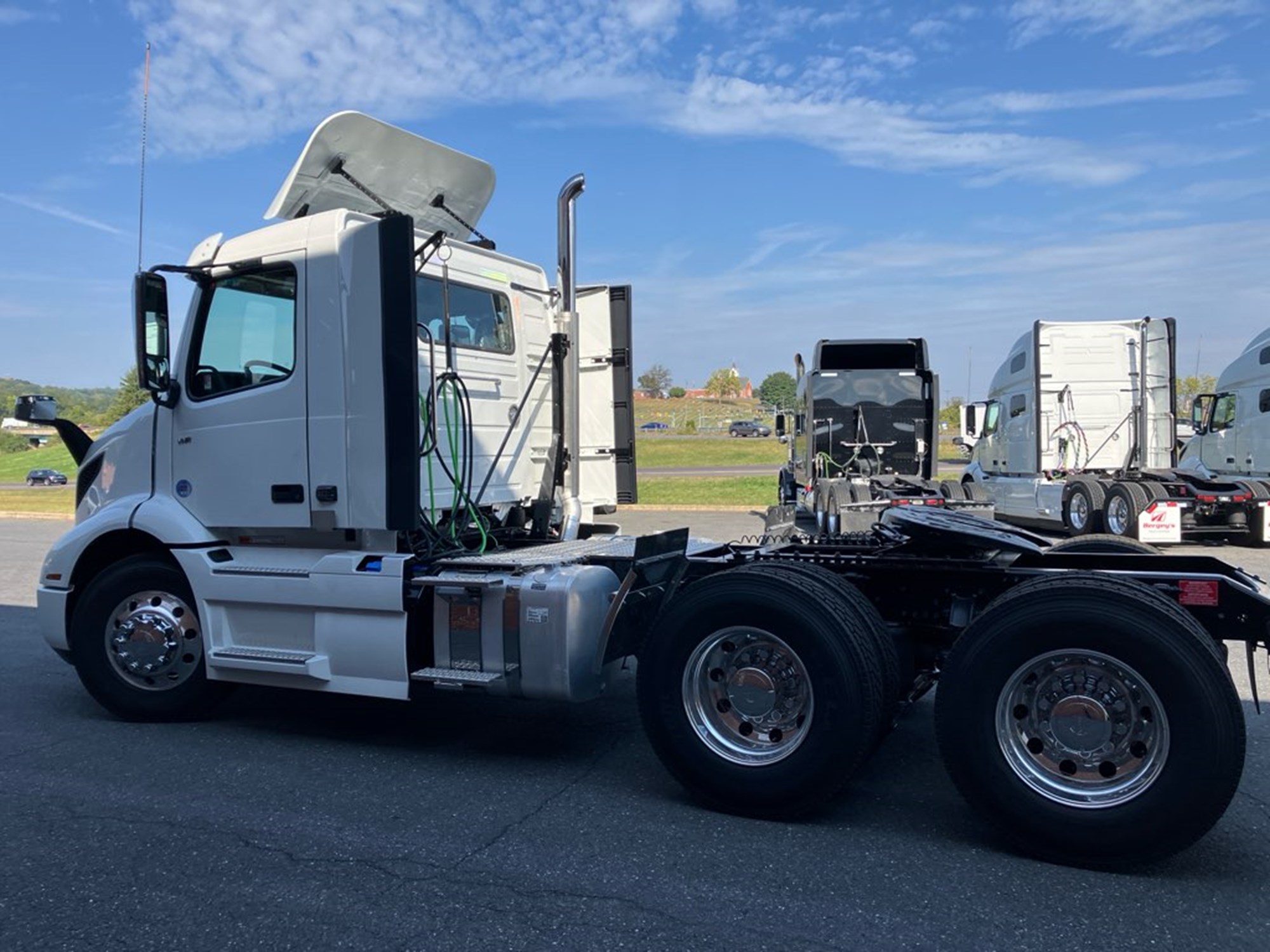 2025 Volvo VNR64T300 - image 5 of 6