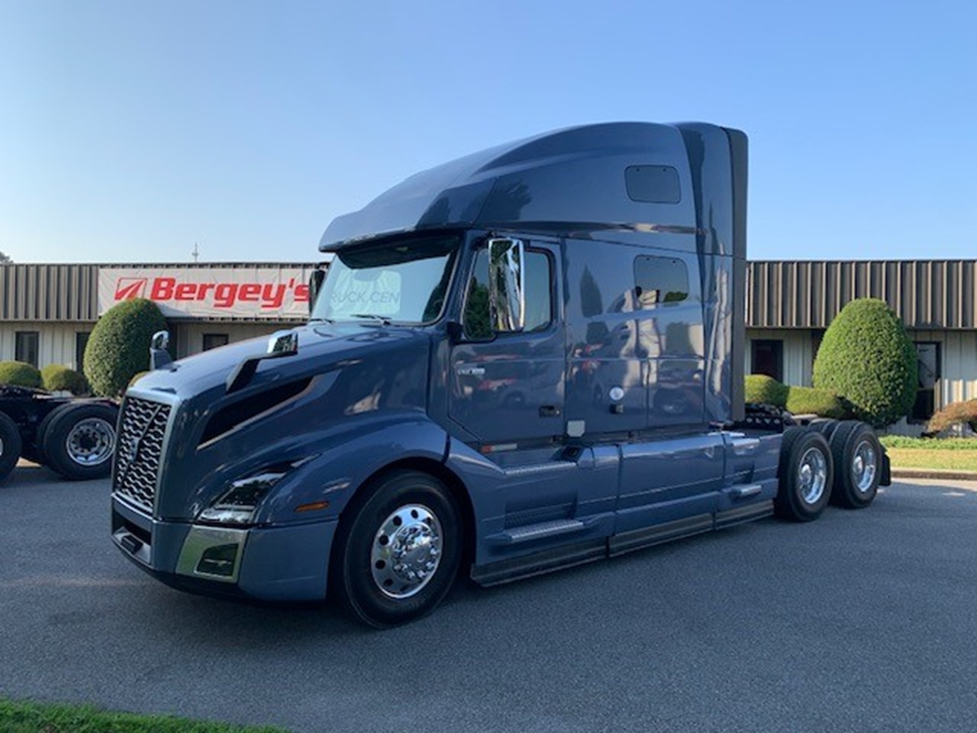 2025 Volvo VNL64T760 - image 1 of 6