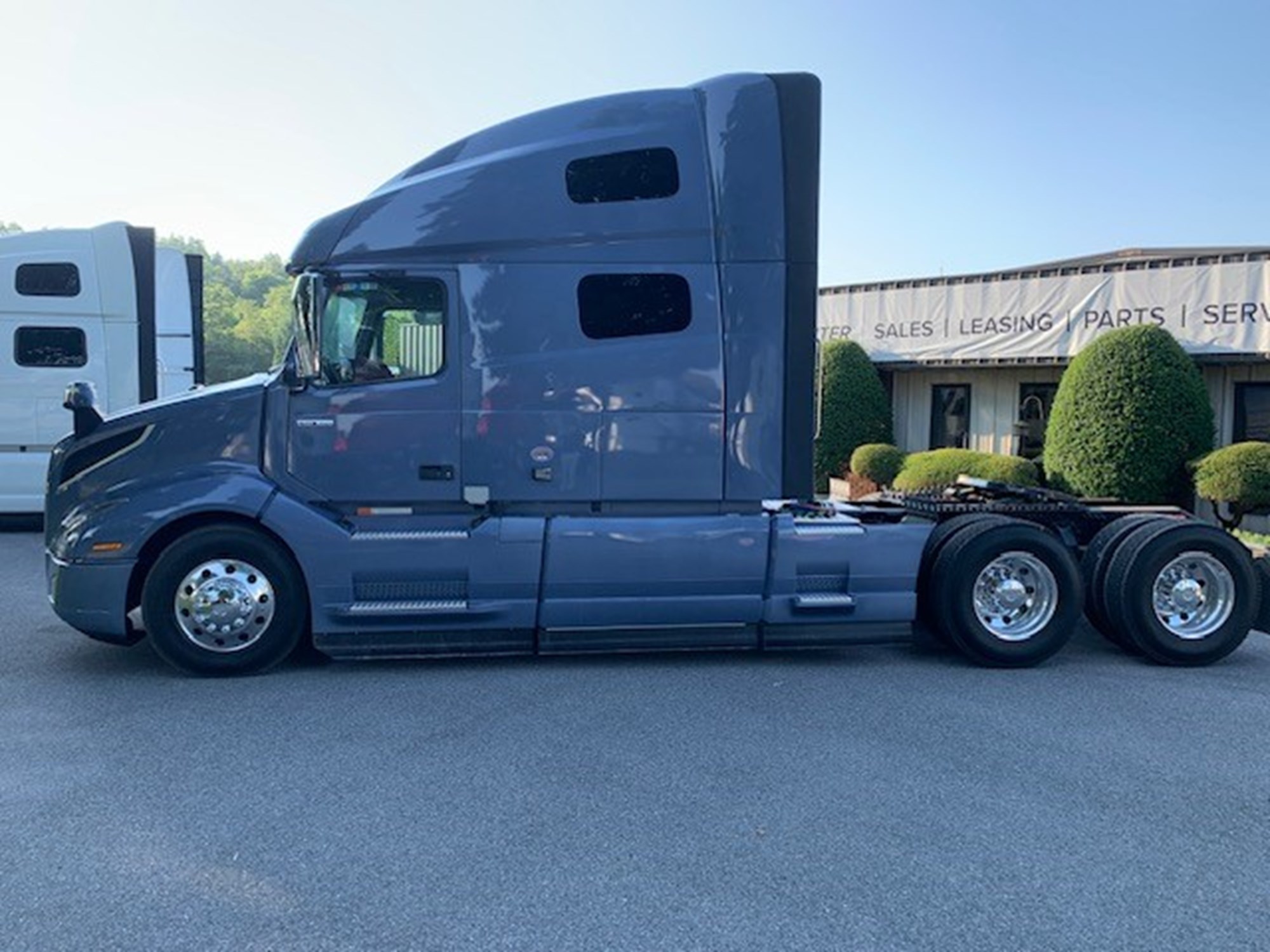 2025 Volvo VNL64T760 - image 2 of 6