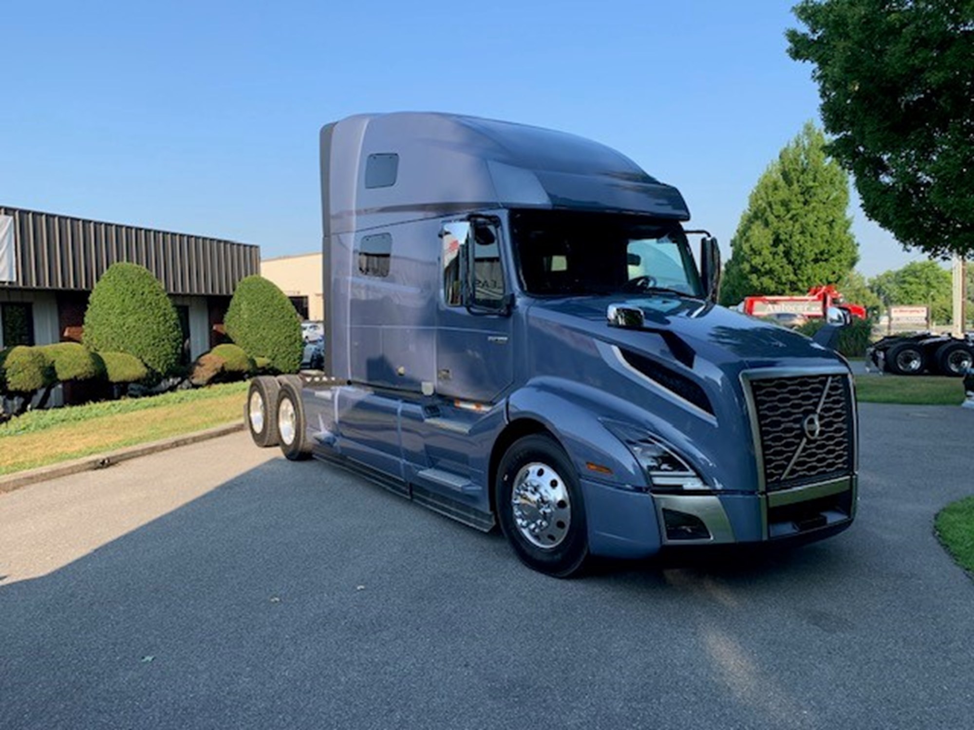 2025 Volvo VNL64T760 - image 3 of 6