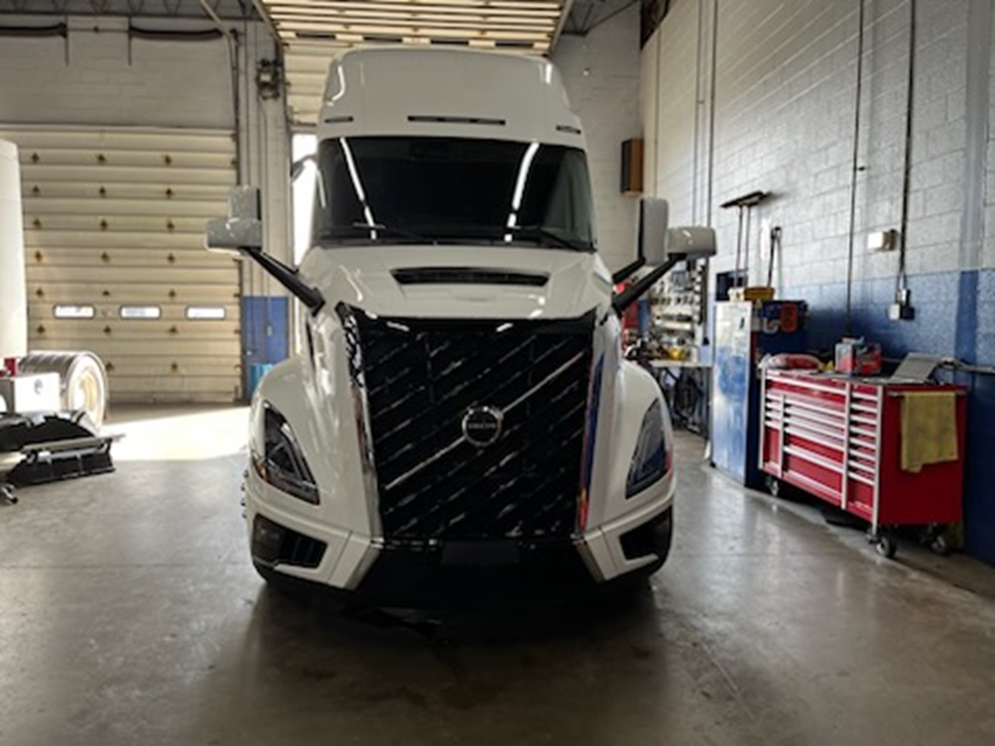 2025 Volvo NEW VNL64T860 - image 2 of 6