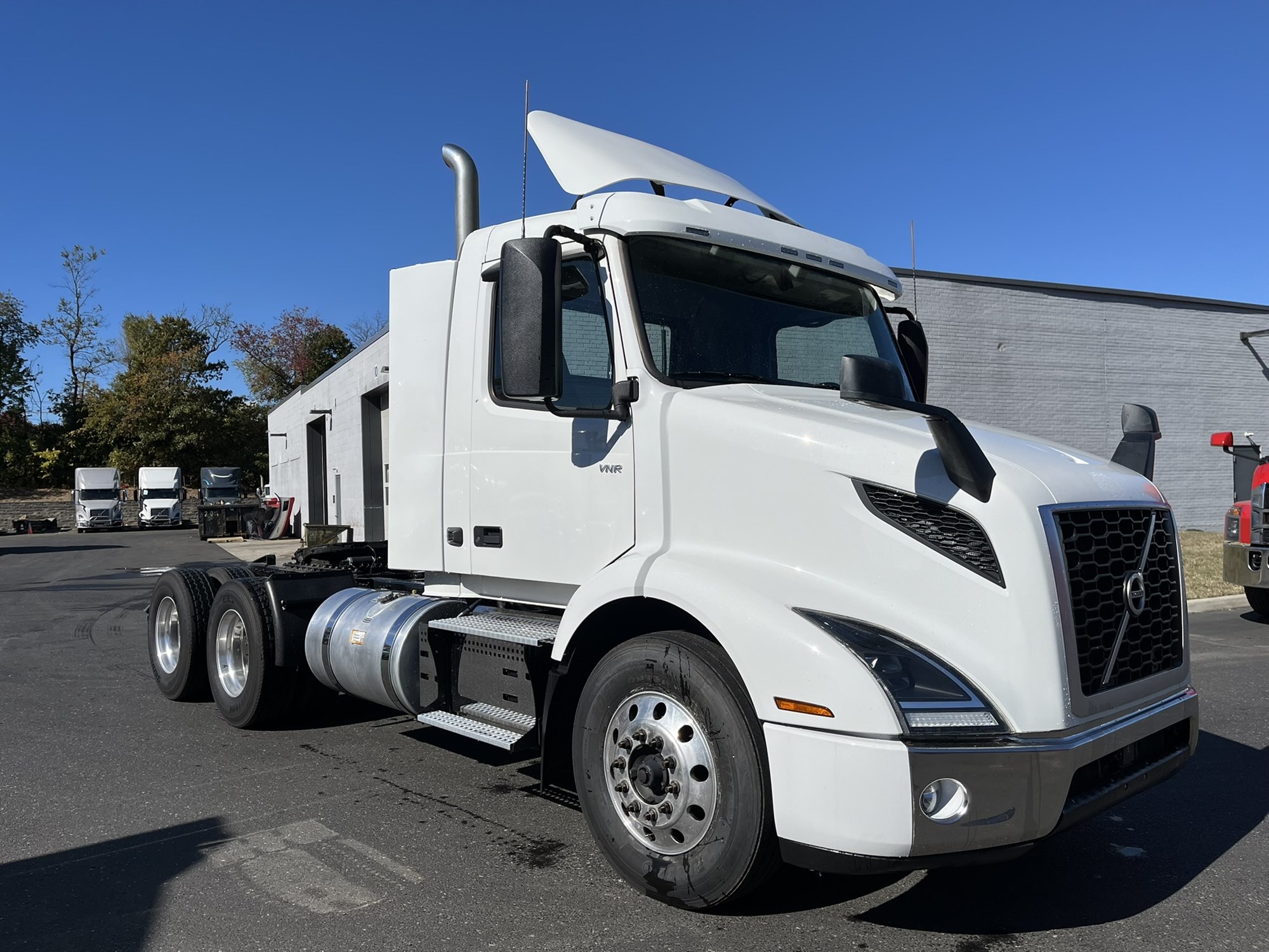 2024 Volvo VNR - image 2 of 6