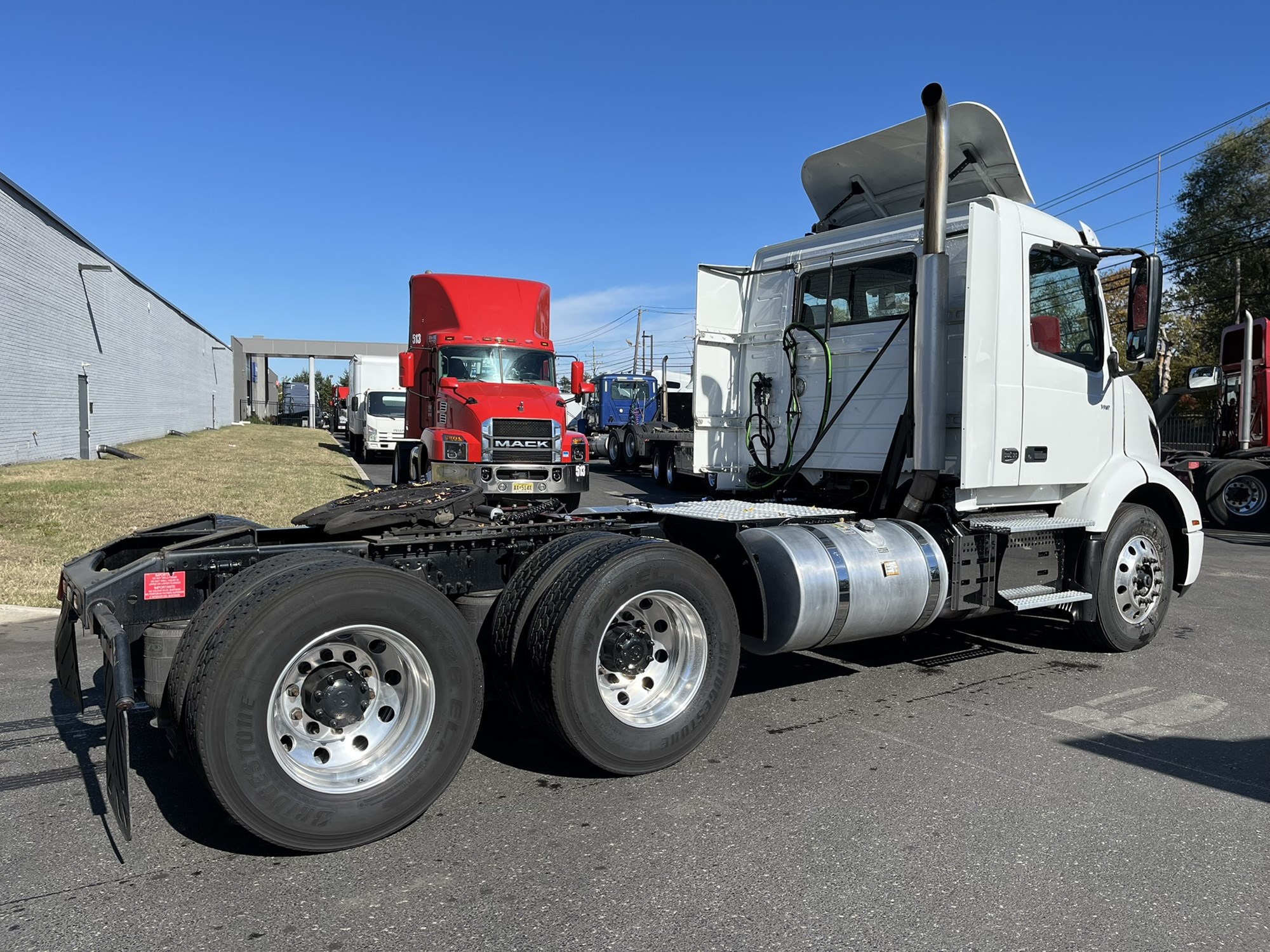 2024 Volvo VNR - image 3 of 6