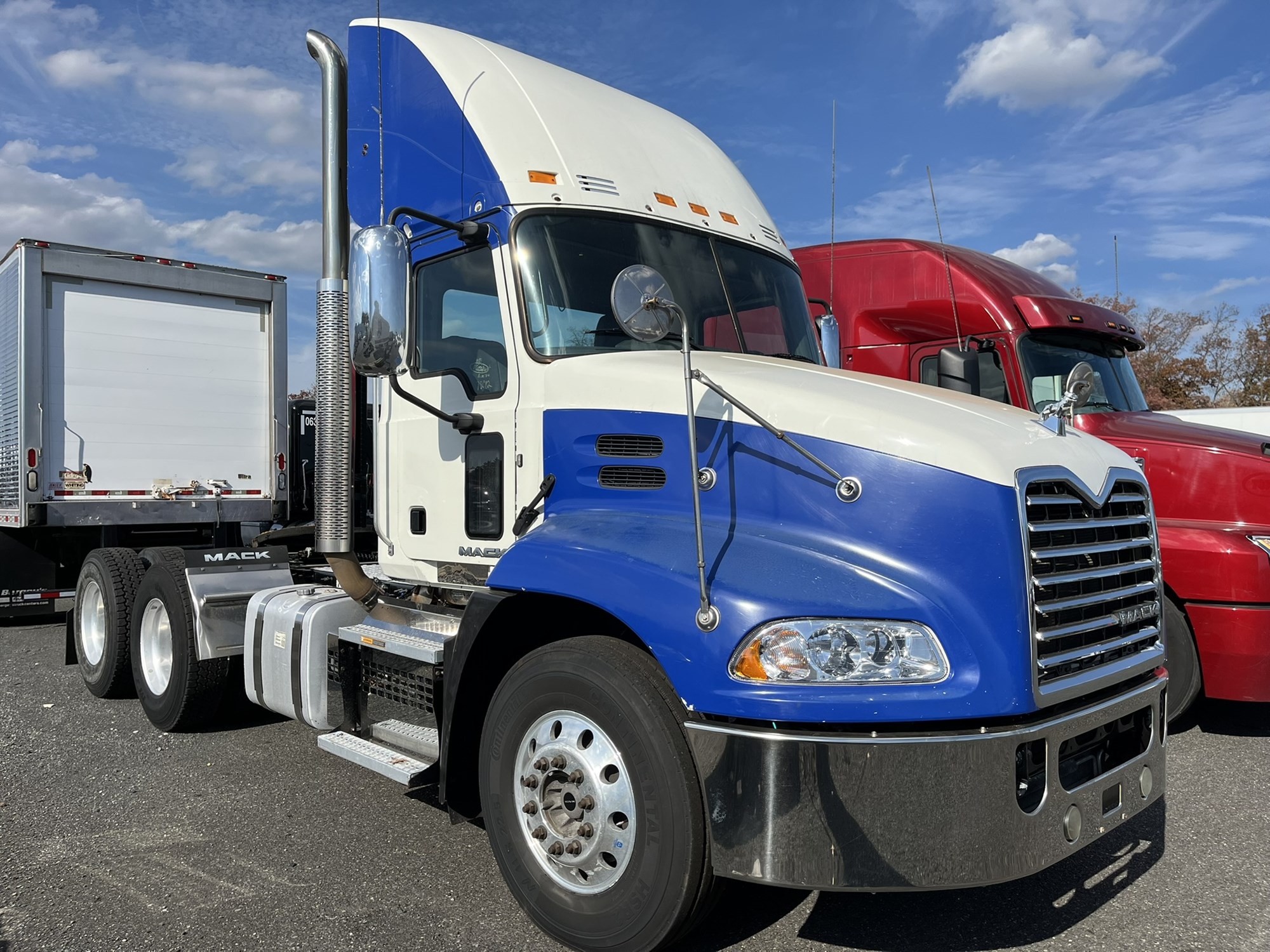 2018 MACK CXU613 - image 2 of 6