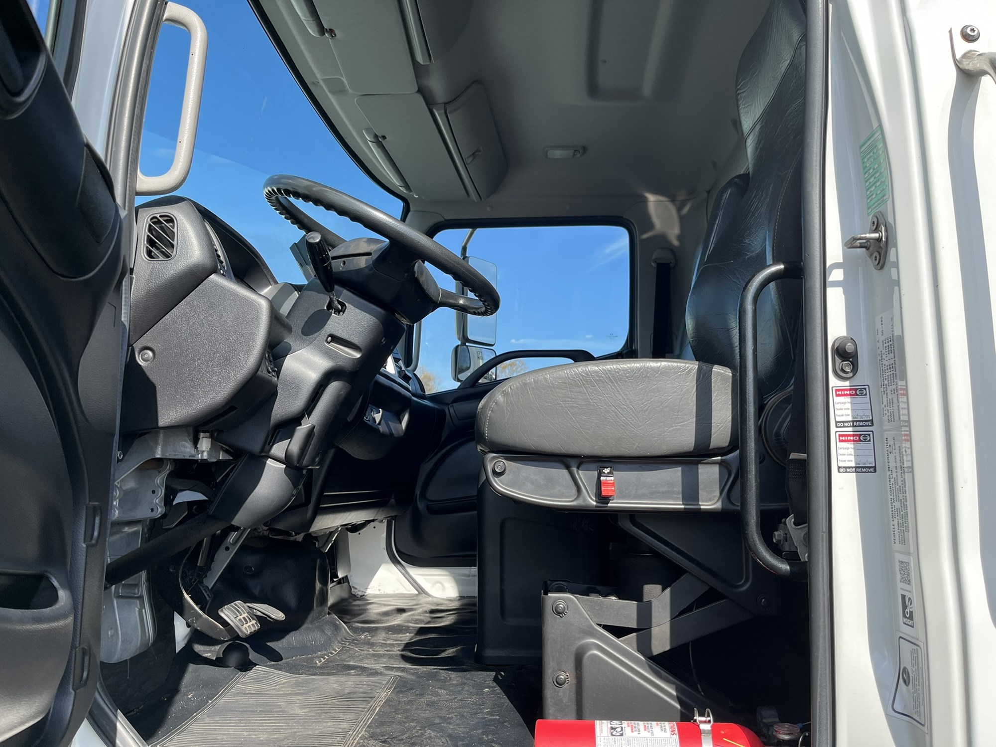 2019 HINO 268A - image 5 of 6