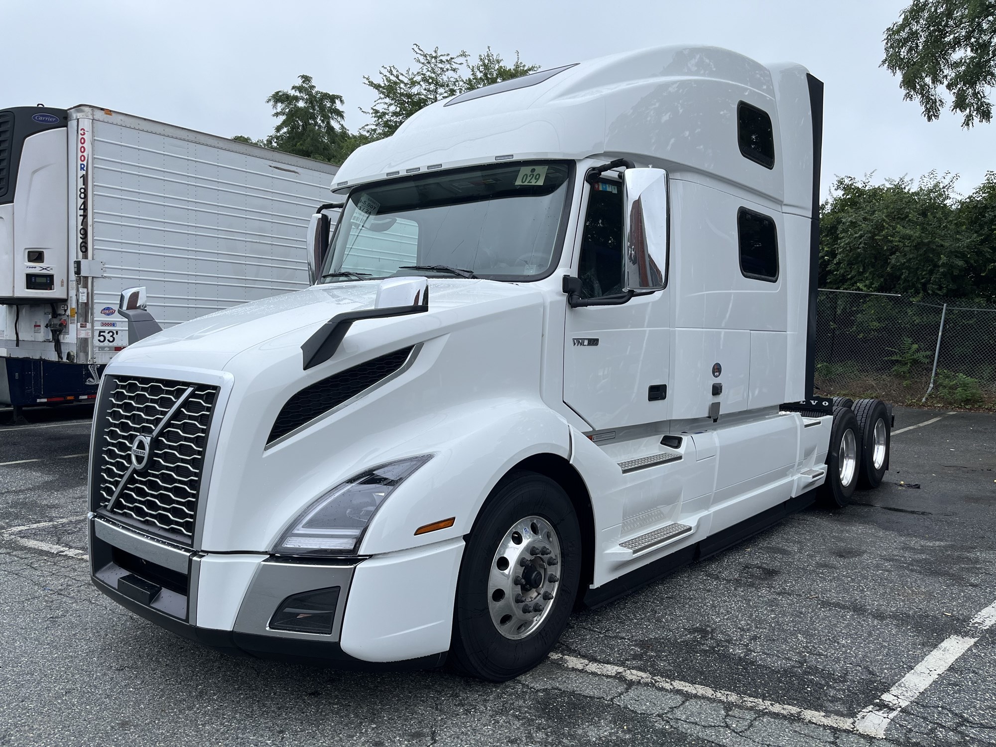 2025 Volvo VNL64T860 - image 1 of 6