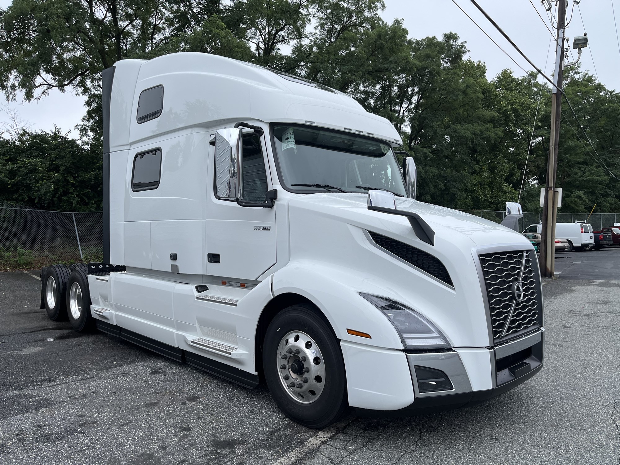 2025 Volvo VNL64T860 - image 2 of 6