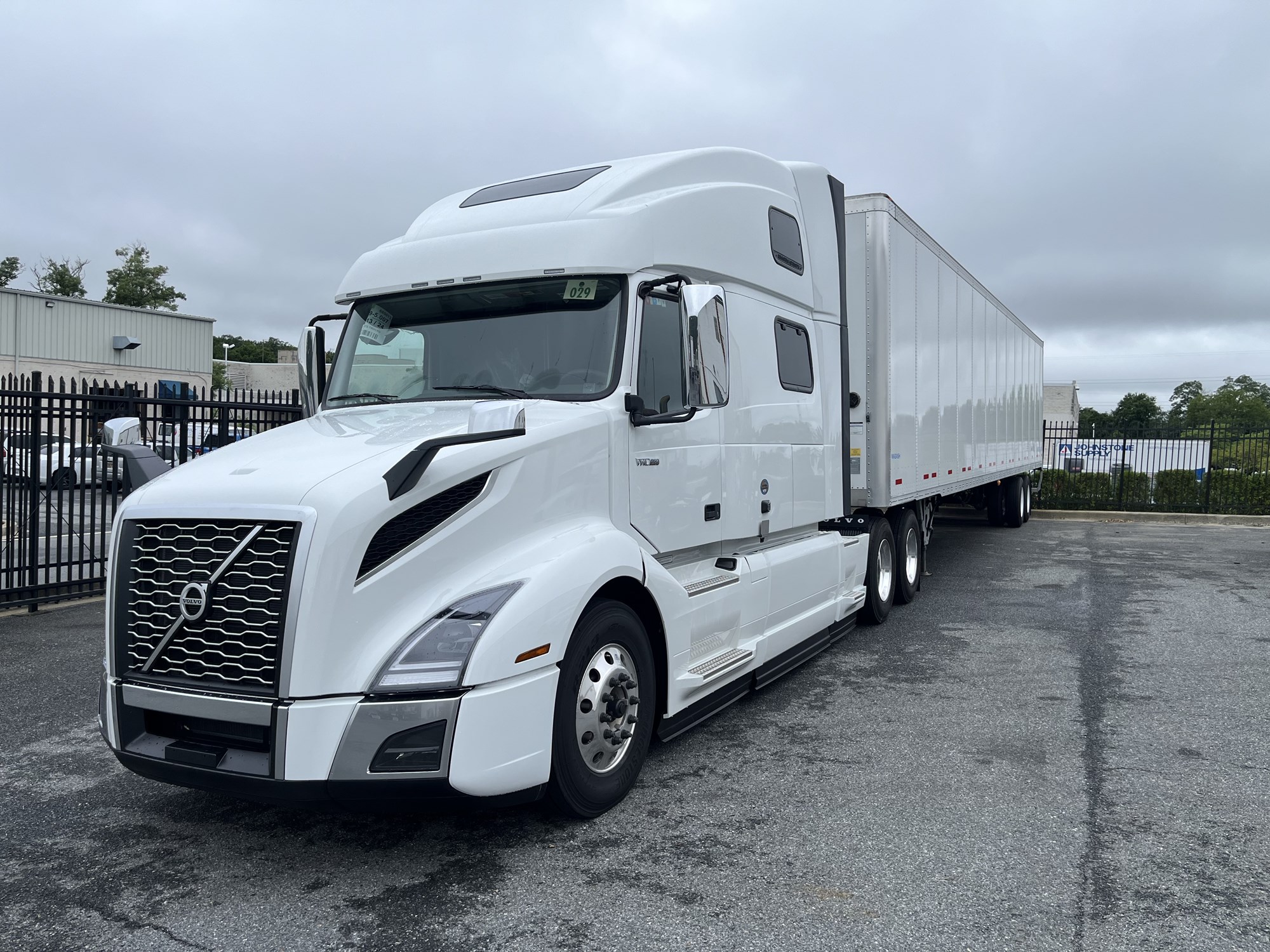 2025 Volvo VNL64T860 - image 3 of 6