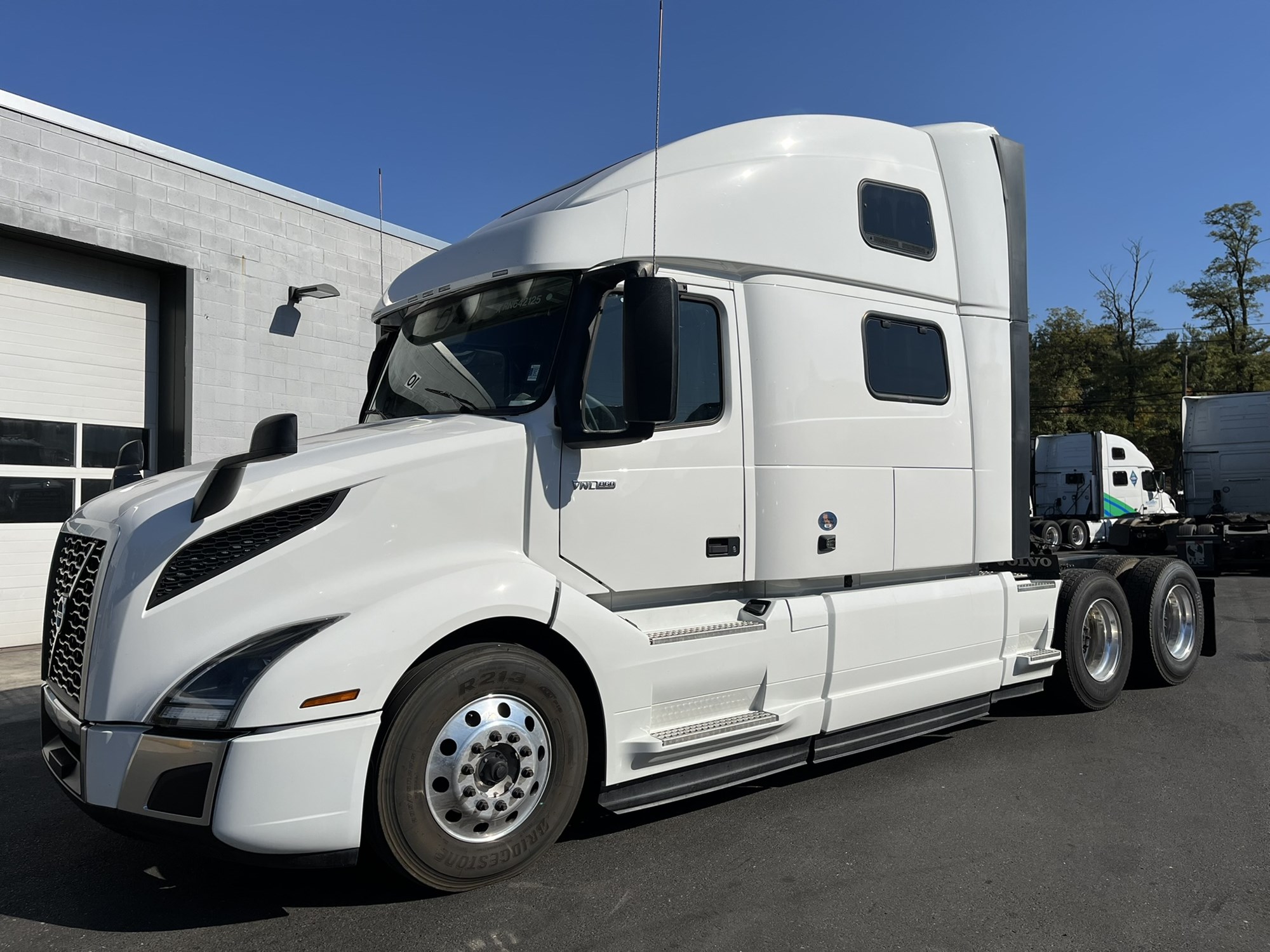 2024 Volvo VNL 860 - image 1 of 6