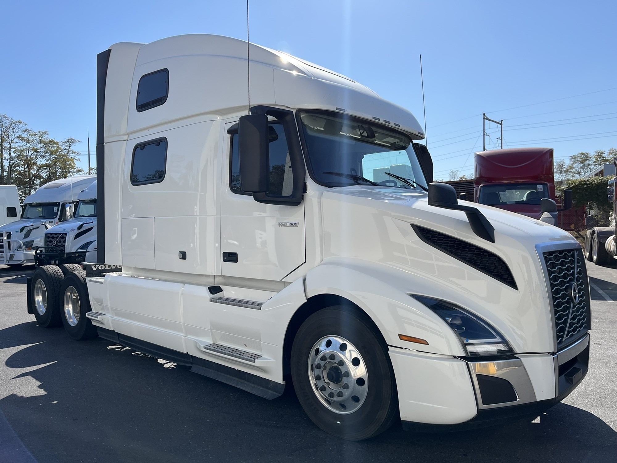 2024 Volvo VNL 860 - image 2 of 6