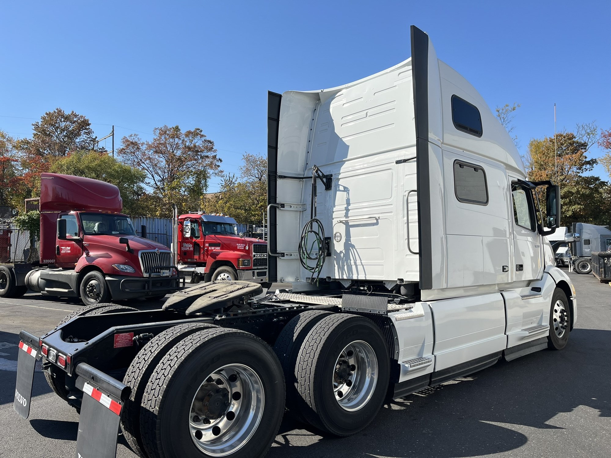 2024 Volvo VNL 860 - image 3 of 6