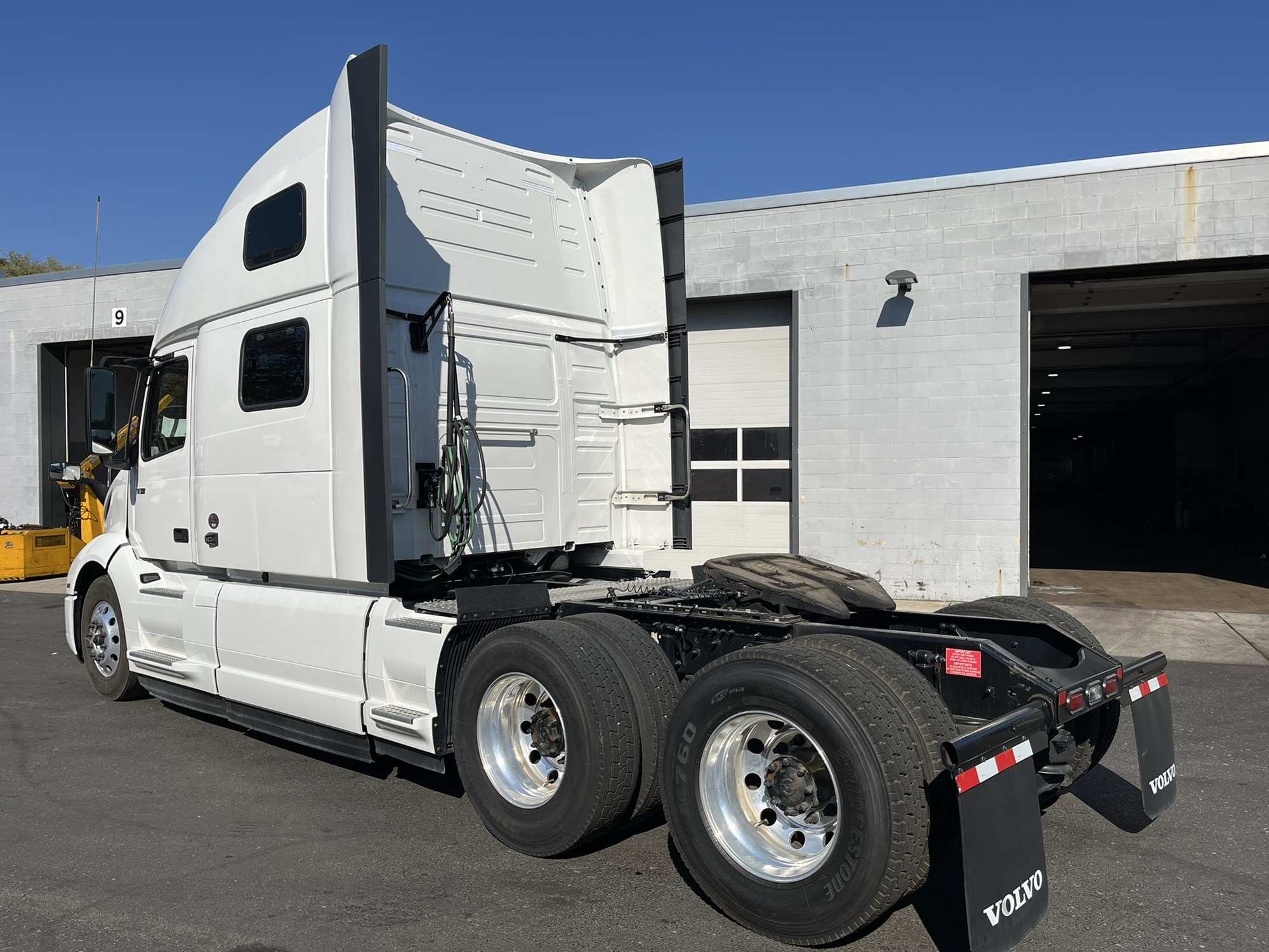 2024 Volvo VNL 860 - image 4 of 6