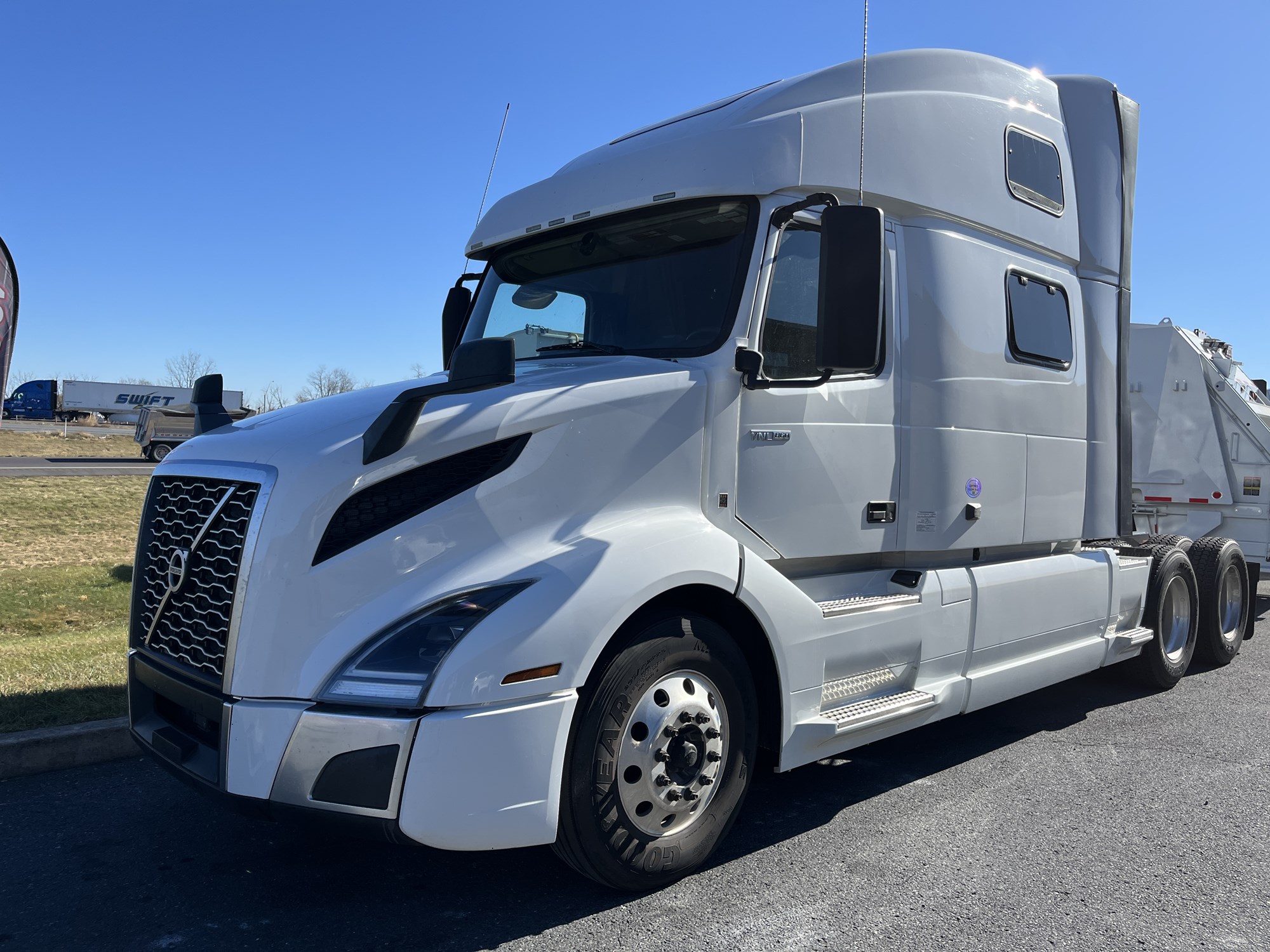 2022 Volvo VNL 860 - image 1 of 6