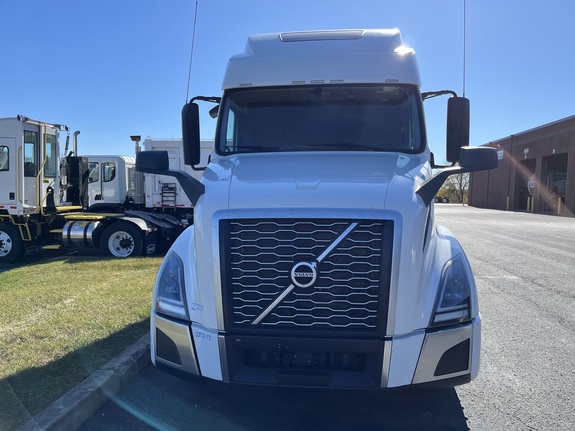 2022 Volvo VNL 860 - image 2 of 6